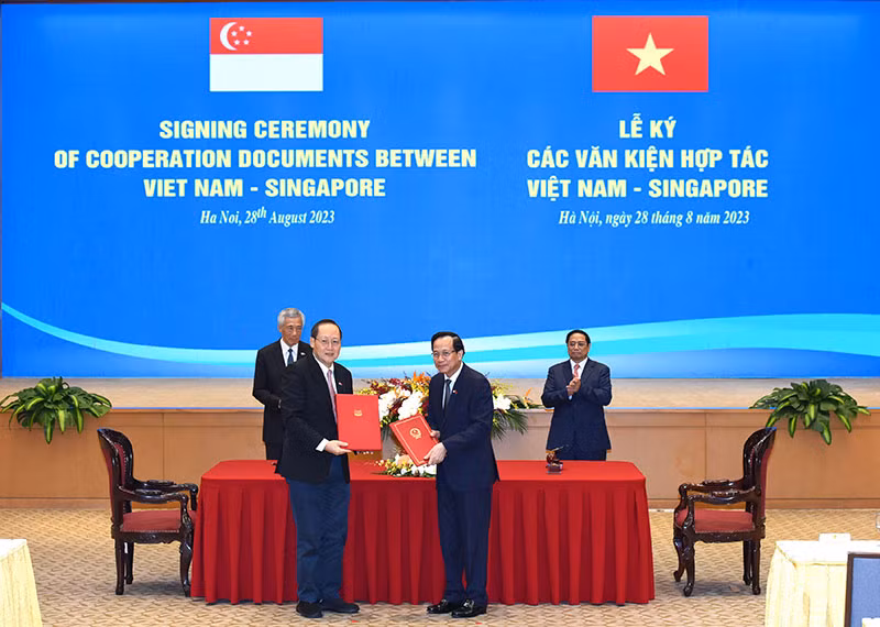 Thủ tướng Phạm Minh Chính và Thủ tướng Singapore Lý Hiển Long chứng kiến Lễ ký kết Bản ghi nhớ giữa Bộ Lao động - Thương binh và Xã hội nước Cộng hòa xã hội chủ nghĩa Việt Nam và Bộ Nhân lực nước Cộng hòa Singapore trong lĩnh vực phát triển kỹ năng và lao động.