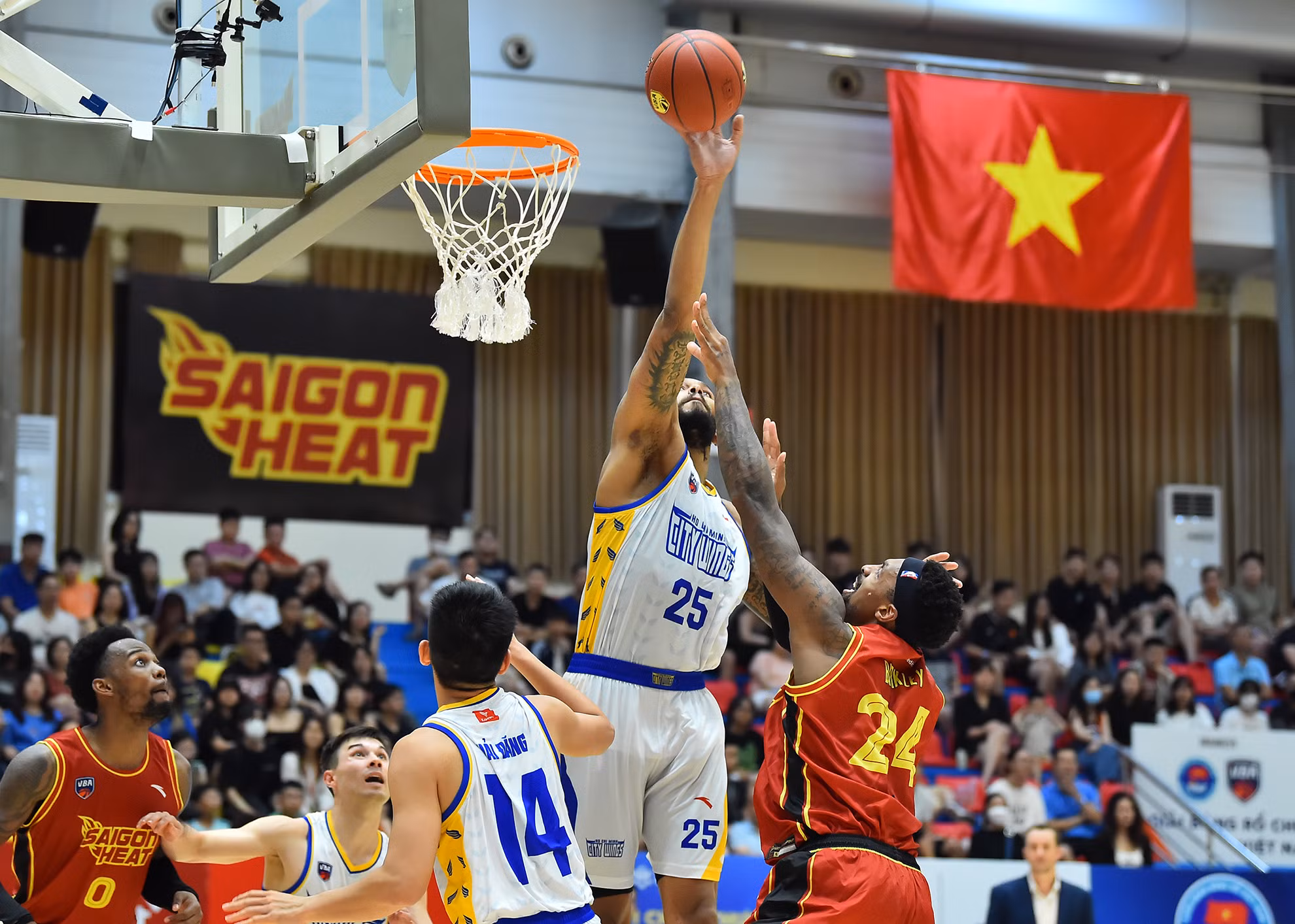 Amir Williams tiếp tục thể hiện vai trò của mình trong lối chơi của Ho Chi Minh City Wings với 11 rebounds cùng 4 blocks trong trận đấu hôm nay.