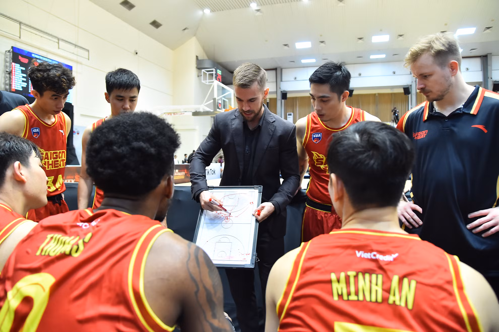 Huấn luyện viên Matt Van Pelt cùng các học trò có những chuẩn bị kỹ lưỡng về mặt chiến thuật trước khi trận đấu bắt đầu.