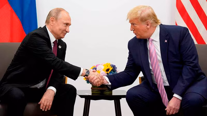 Tổng thống Nga Vladimir Putin và người đồng cấp Mỹ Donald Trump. (Ảnh: IZ.RU)