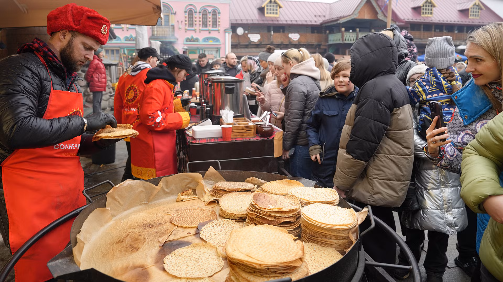 Bánh Blin là loại bánh không thể thiếu trong lễ hội tiễn mùa đông tại Nga. (Ảnh: XUÂN HƯNG)