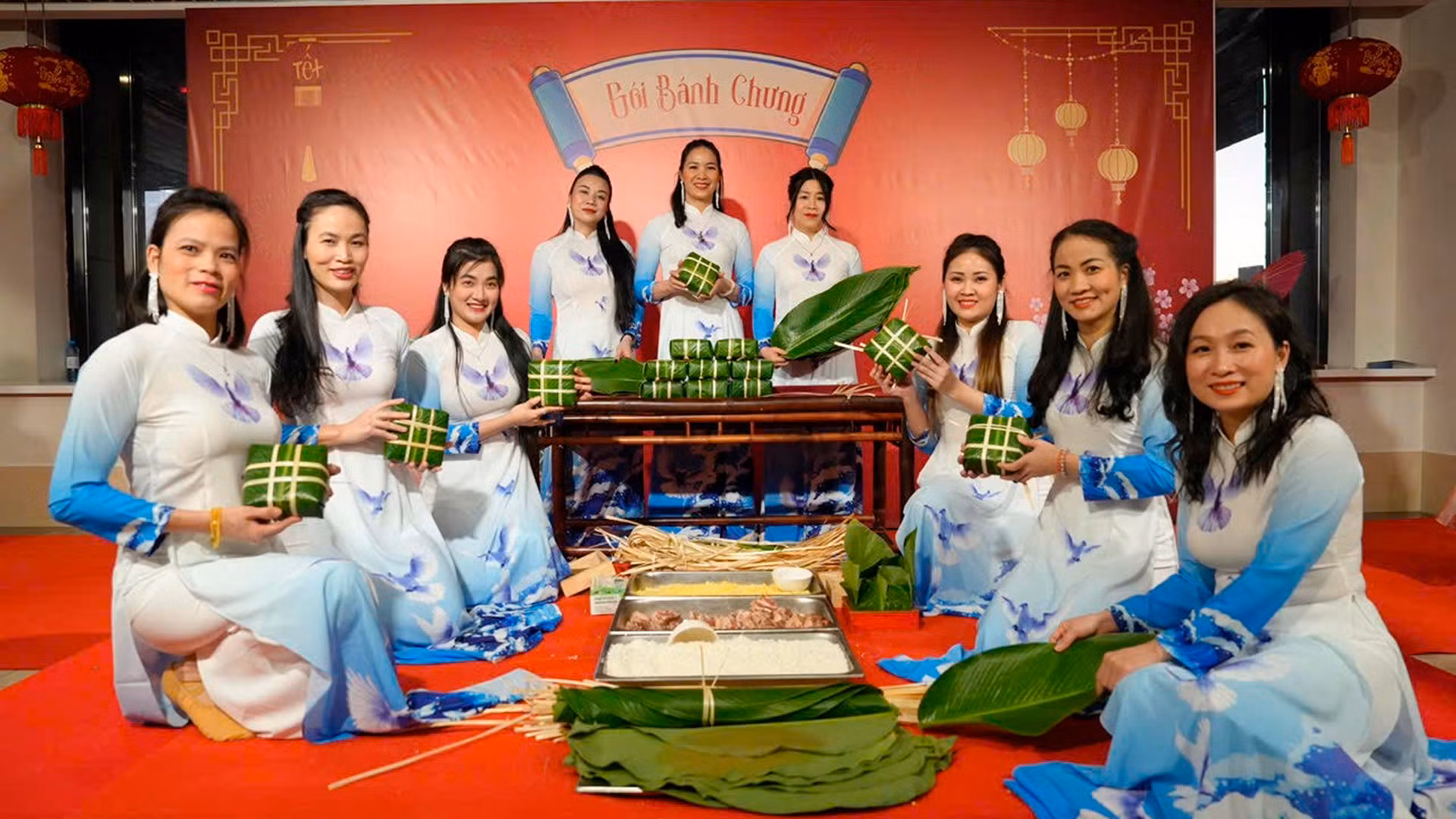Bà con trải nghiệm học cách làm bánh chưng truyền thống. Bà con trải nghiệm học cách làm bánh chưng truyền thống.