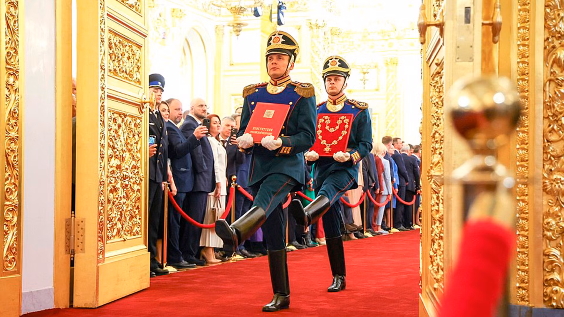 Các biểu tượng quyền lực Tổng thống Nga. (Ảnh: KREMLIN.RU) Các biểu tượng quyền lực Tổng thống Nga. (Ảnh: KREMLIN.RU)