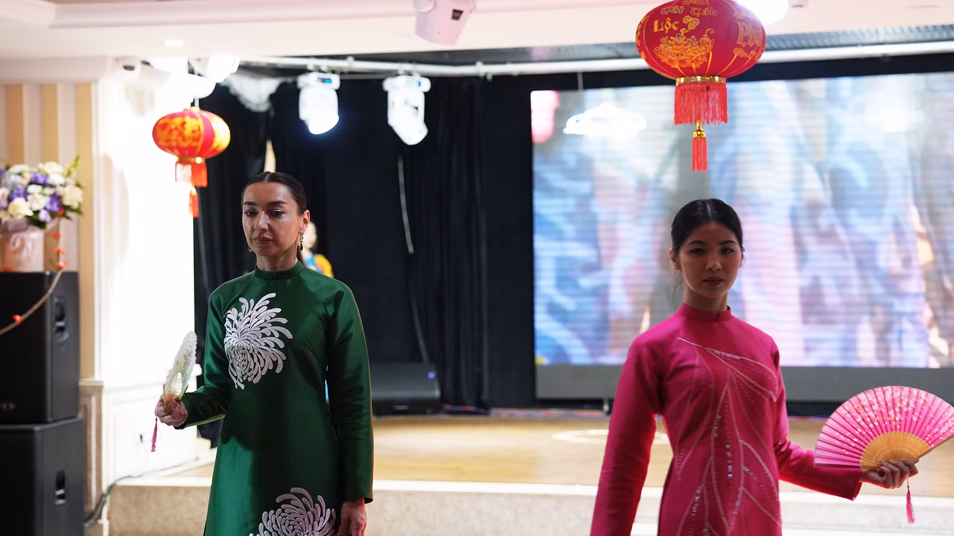 Bà Yulia Dmitrievna (áo xanh), Phó Hiệu trưởng phụ trách quan hệ quốc tế Đại học Bách khoa Moskva trình diễn áo dài. Bà Yulia Dmitrievna (áo xanh), Phó Hiệu trưởng phụ trách quan hệ quốc tế Đại học Bách khoa Moskva trình diễn áo dài.