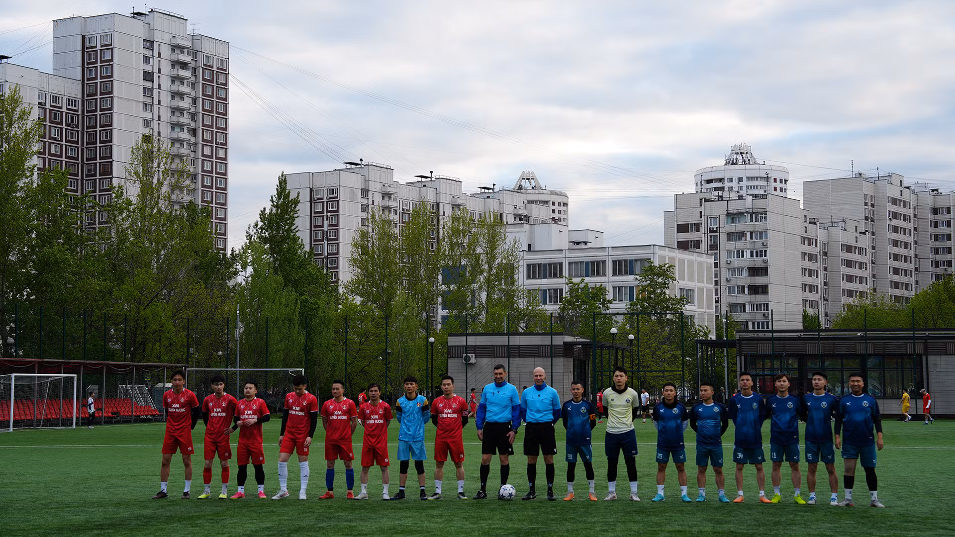 Ngay sau lễ khai mạc, diễn ra trận đấu đầu tiên của giải giữa đội FC Hải Phòng và đội FC Pavilon. FC Hải Phòng (áo đỏ) là đội bóng tân binh của giải nhưng sở hữu lực lượng nòng cốt của đội đương kim vô địch ở giải đấu này năm ngoái.