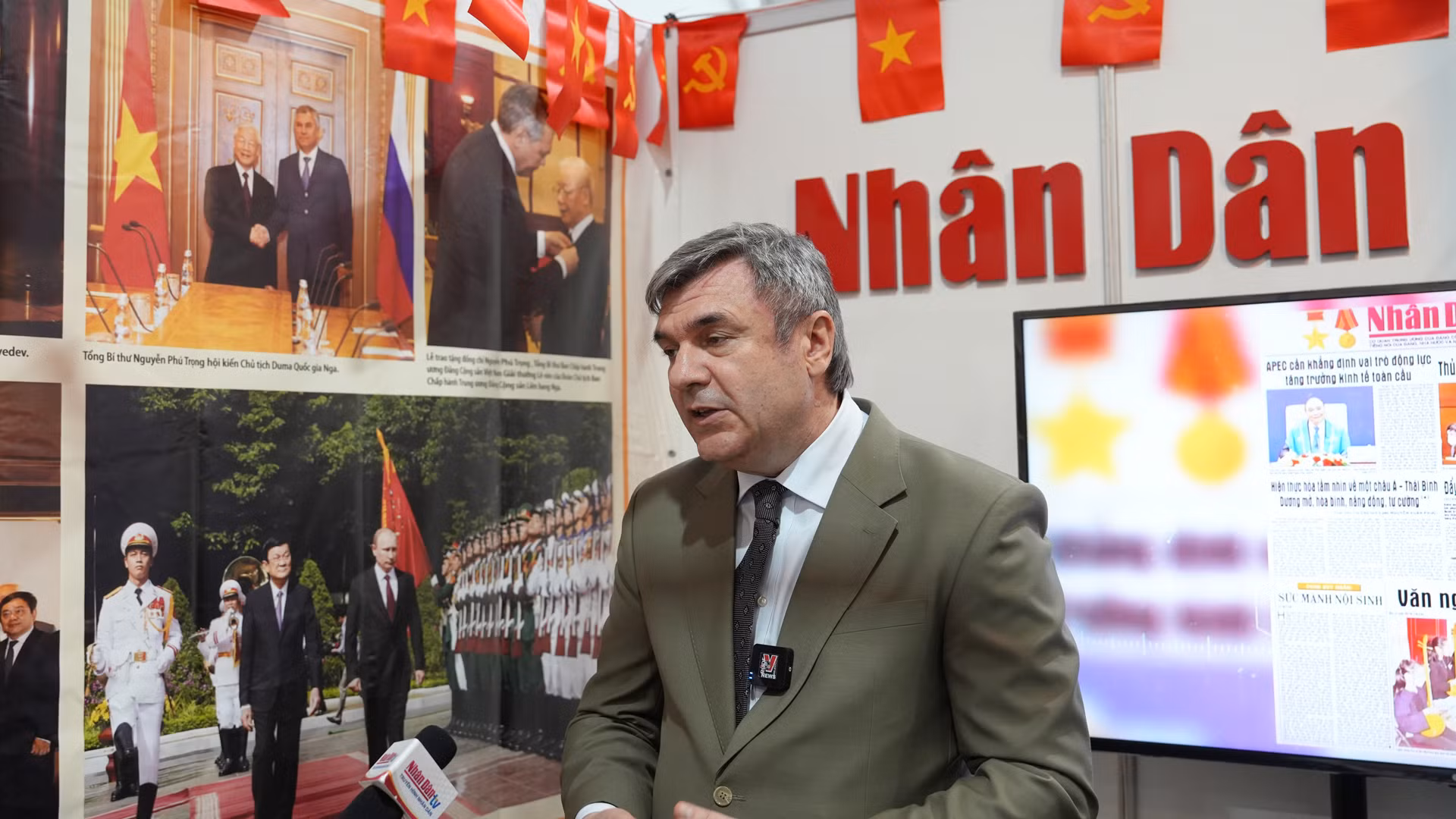 Có mặt từ rất sớm, ông Vyacheslav Kalganov, Phó Chủ tịch Ủy ban Đối Ngoại Saint Petersburg, lật mở từng cuốn sách trên giá cao trong gian trưng bày, nơi đặt những cuốn sách của Tổng Bí thư Nguyễn Phú Trọng và những cuốn sách viết về nhà lãnh đạo của Đảng Cộng Sản Việt Nam. Ông chia sẻ, sự hiện diện những tác phẩm của Tổng Bí thư Nguyễn Phú Trọng, thí dụ như cuốn "Một số vấn đề lý luận và thực tiễn về chủ nghĩa xã hội và con đường đi lên chủ nghĩa xã hội ở Việt Nam" khiến người Nga đặc biệt quan tâm. Có mặt từ rất sớm, ông Vyacheslav Kalganov, Phó Chủ tịch Ủy ban Đối Ngoại Saint Petersburg, lật mở từng cuốn sách trên giá cao trong gian trưng bày, nơi đặt những cuốn sách của Tổng Bí thư Nguyễn Phú Trọng và những cuốn sách viết về nhà lãnh đạo của Đảng Cộng Sản Việt Nam. Ông chia sẻ, sự hiện diện những tác phẩm của Tổng Bí thư Nguyễn Phú Trọng, thí dụ như cuốn "Một số vấn đề lý luận và thực tiễn về chủ nghĩa xã hội và con đường đi lên chủ nghĩa xã hội ở Việt Nam" khiến người Nga đặc biệt quan tâm.