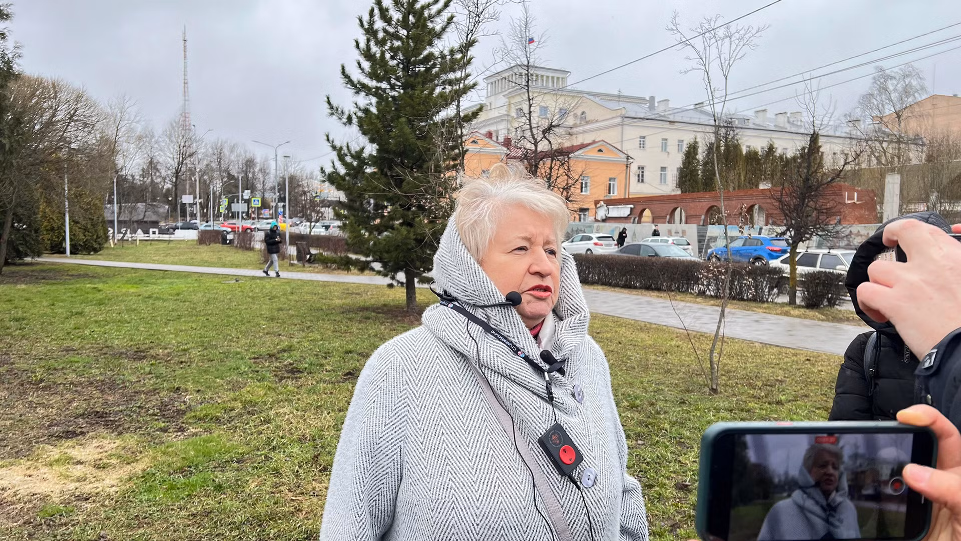Bà Elena Alexandrovna, Chủ tịch Ban quản trị Chi nhánh Smolensk của Quỹ Xã hội quốc tế “Quỹ hòa bình Nga” chia sẻ câu chuyện về Chiến dịch "Trẻ em" với phóng viên. (Ảnh: XUÂN HƯNG)