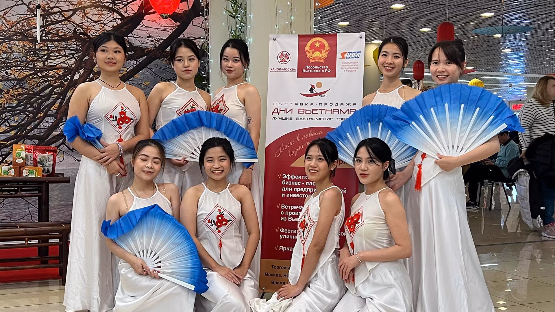 Biểu diễn tiết mục múa "Chân ái". Biểu diễn tiết mục múa "Chân ái".
