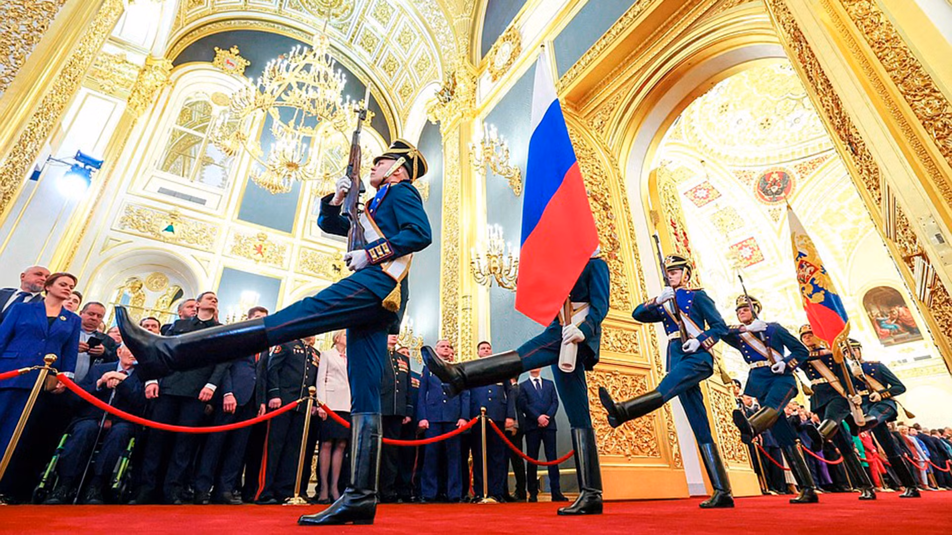 Các nghi thức truyền thống trong lễ nhậm chức lần thứ năm của ông Putin. (Ảnh: KREMLIN.RU) Các nghi thức truyền thống trong lễ nhậm chức lần thứ năm của ông Putin. (Ảnh: KREMLIN.RU)