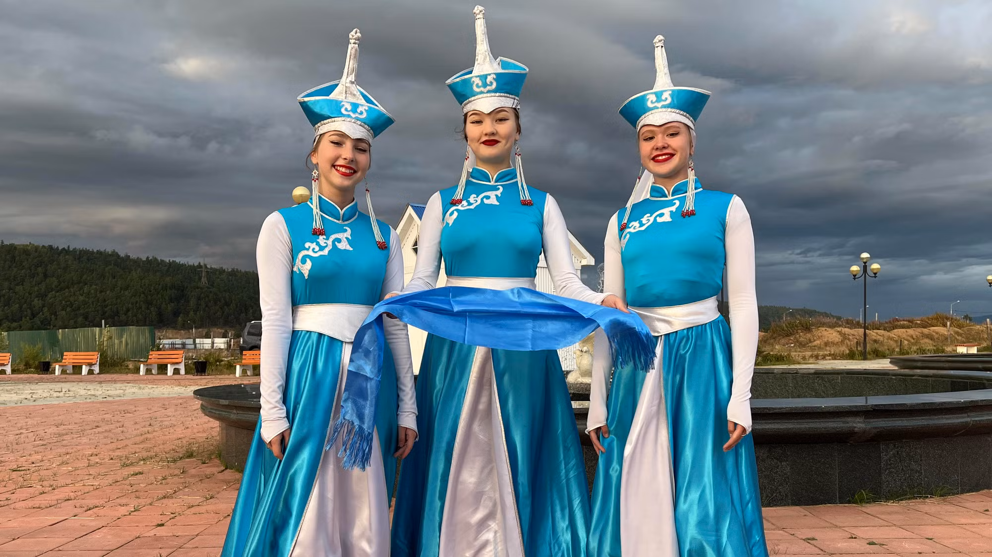 Các cô gái người Buryat hiện nay. (Ảnh: Xuân Hưng) Các cô gái người Buryat hiện nay. (Ảnh: Xuân Hưng)