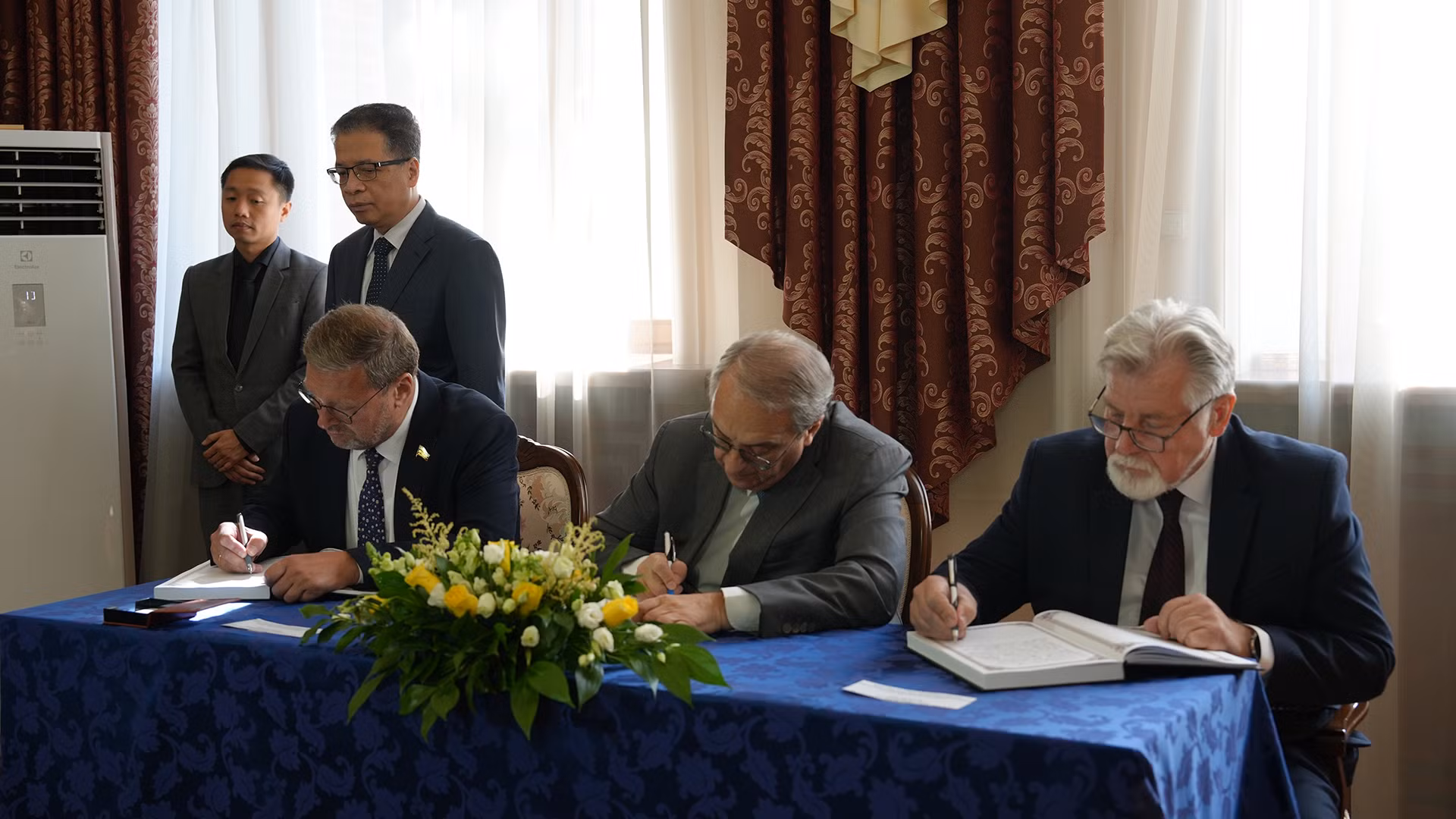 Phó Chủ tịch Hội đồng Liên bang Nga Konstantin Kosachev và Thứ trưởng Ngoại giao Liên bang Nga Mikhail Bogdanov ghi sổ tang, bày tỏ sự tiếc thương trước sự ra đi của Tổng Bí thư Nguyễn Phú Trọng.