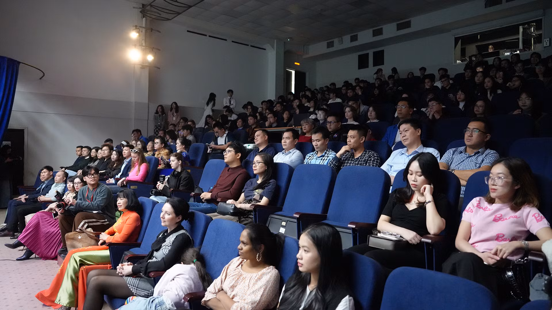 Rất nhiều bạn trẻ Nga và quốc tế chăm chú theo dõi chương trình văn nghệ ca ngợi cây tre Việt Nam. (Ảnh: XUÂN HƯNG) Rất nhiều bạn trẻ Nga và quốc tế chăm chú theo dõi chương trình văn nghệ ca ngợi cây tre Việt Nam. (Ảnh: XUÂN HƯNG)