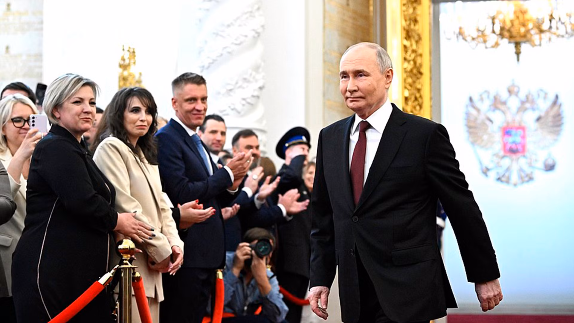 Tổng thống Putin tiến vào buổi lễ trong tiếng vỗ tay chào đón của các đại biểu. (Ảnh: KREMLIN.RU) Tổng thống Putin tiến vào buổi lễ trong tiếng vỗ tay chào đón của các đại biểu. (Ảnh: KREMLIN.RU)