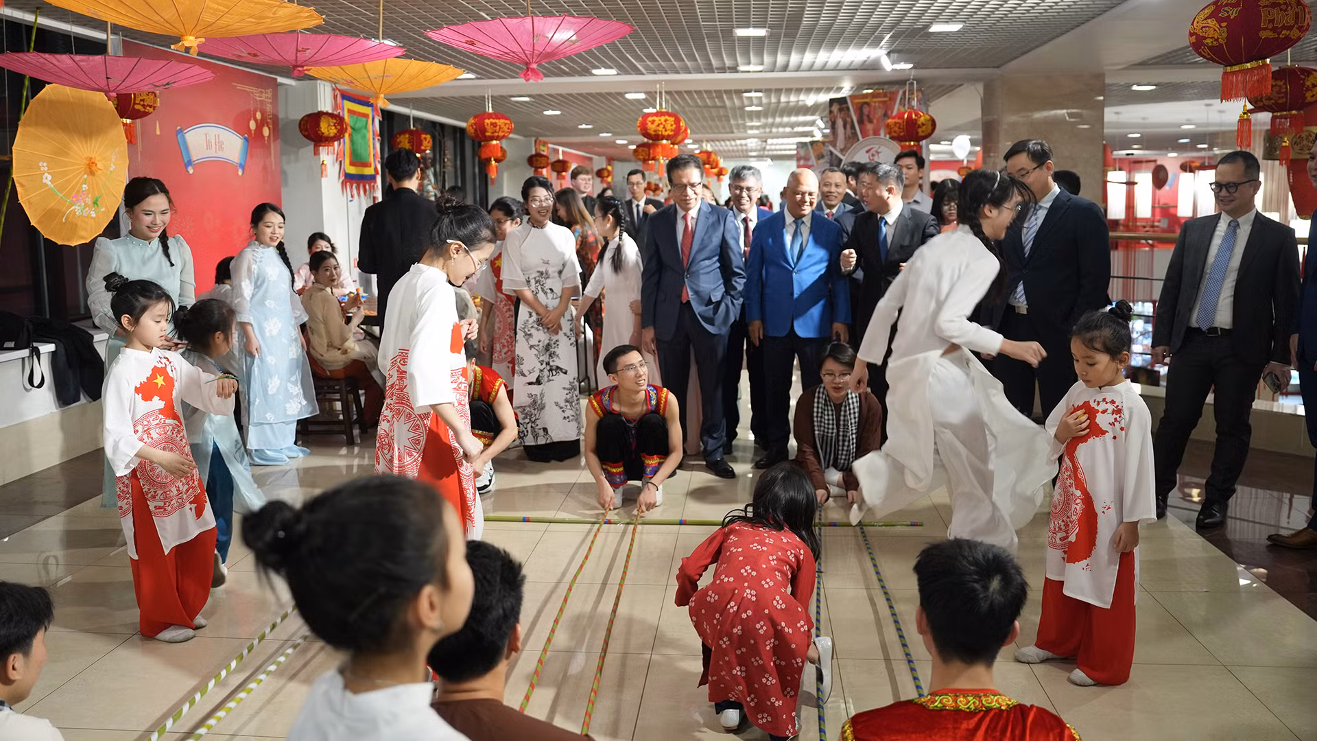 Các em nhỏ háo hức tham gia các trò chơi dân gian. Các em nhỏ háo hức tham gia các trò chơi dân gian.