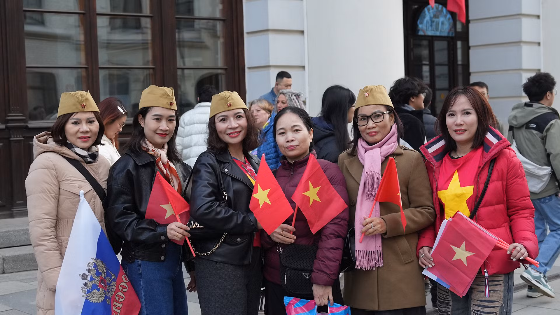 Hạnh phúc, xúc động và tự hào là cảm xúc của nhiều người Việt Nam đang sinh sống, học tập tại Nga khi lần đầu tiên đoàn Quân đội nhân dân Việt Nam tham gia Lễ duyệt binh kỷ niệm Ngày chiến thắng trong Chiến tranh vệ quốc vĩ đại tại Liên bang Nga. Tinh thần yêu nước và sự đoàn kết của người Việt Nam thực sự chạm đến trái tim bạn bè Nga và quốc tế.
