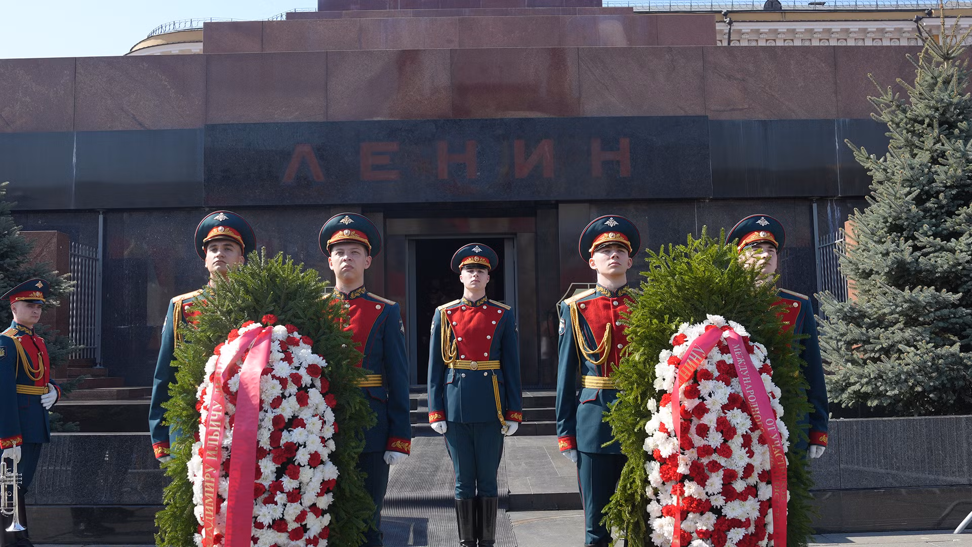 Vòng hoa ghi dải băng thành kính, tưởng nhớ công lao to lớn của V.I.Lênin, nhà lý luận chính trị kiệt xuất, vị lãnh tụ lỗi lạc của giai cấp công nhân và nhân dân lao động thế giới. Vòng hoa ghi dải băng thành kính, tưởng nhớ công lao to lớn của V.I.Lênin, nhà lý luận chính trị kiệt xuất, vị lãnh tụ lỗi lạc của giai cấp công nhân và nhân dân lao động thế giới.