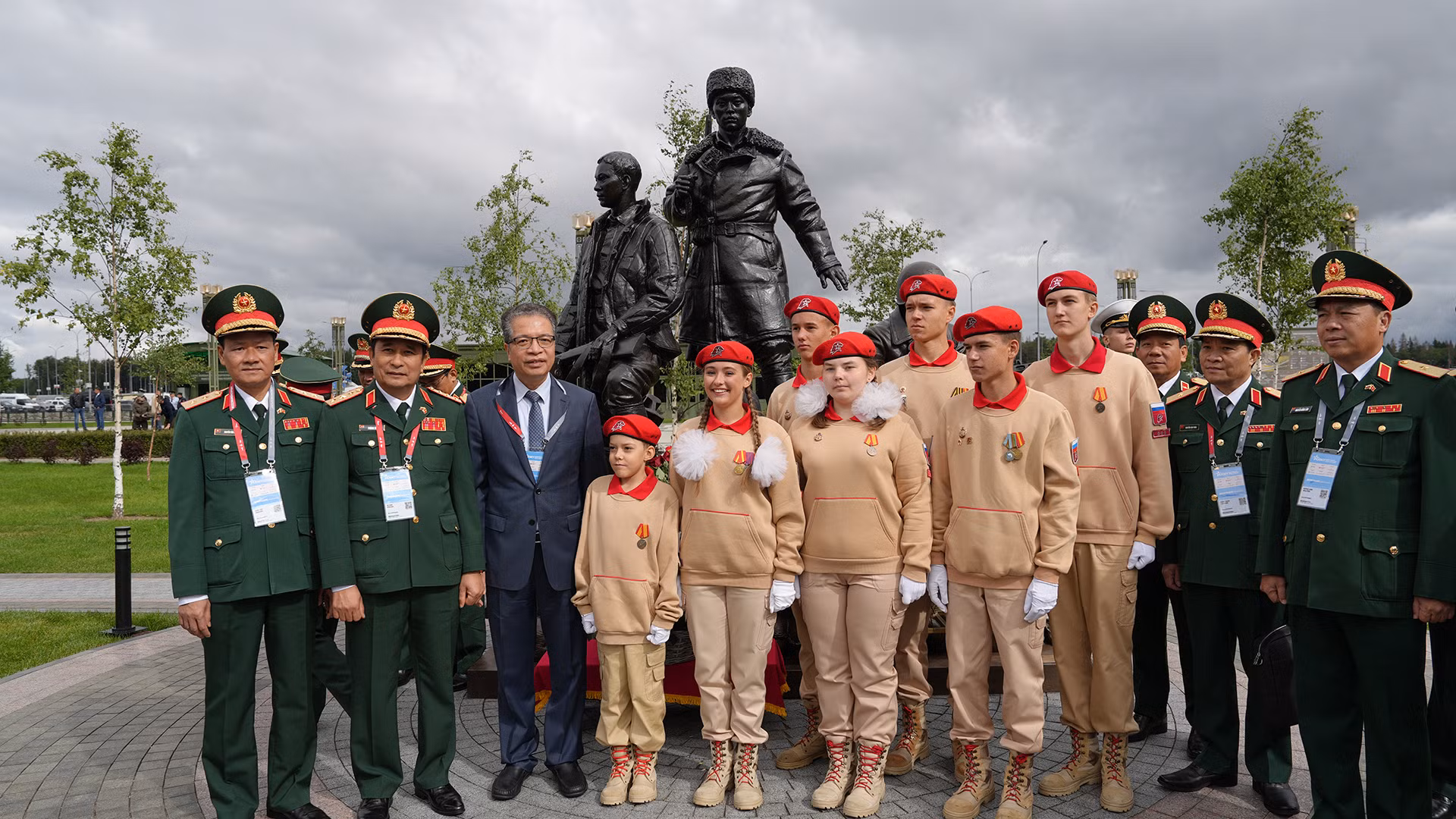 Các đại biểu chụp ảnh lưu niệm trước Đài tưởng niệm. Các đại biểu chụp ảnh lưu niệm trước Đài tưởng niệm.