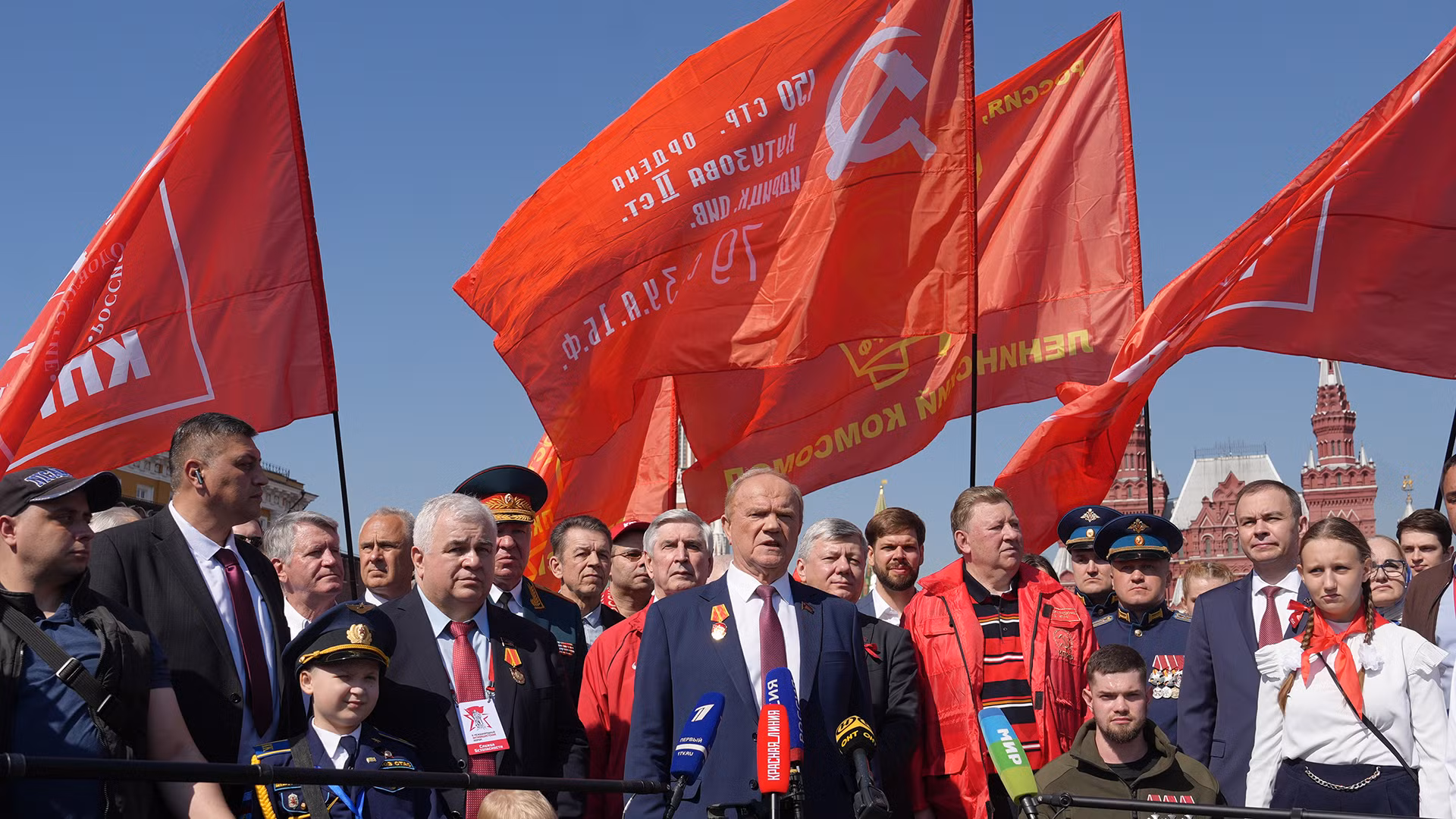 Trả lời báo chí, ông Gennady Zyuganov nhấn mạnh, cuộc đời của V.I.Lênin là tấm gương đấu tranh quên mình vì quyền lợi của giai cấp công nhân, bình đẳng và hữu nghị giữa các dân tộc. Trả lời báo chí, ông Gennady Zyuganov nhấn mạnh, cuộc đời của V.I.Lênin là tấm gương đấu tranh quên mình vì quyền lợi của giai cấp công nhân, bình đẳng và hữu nghị giữa các dân tộc.