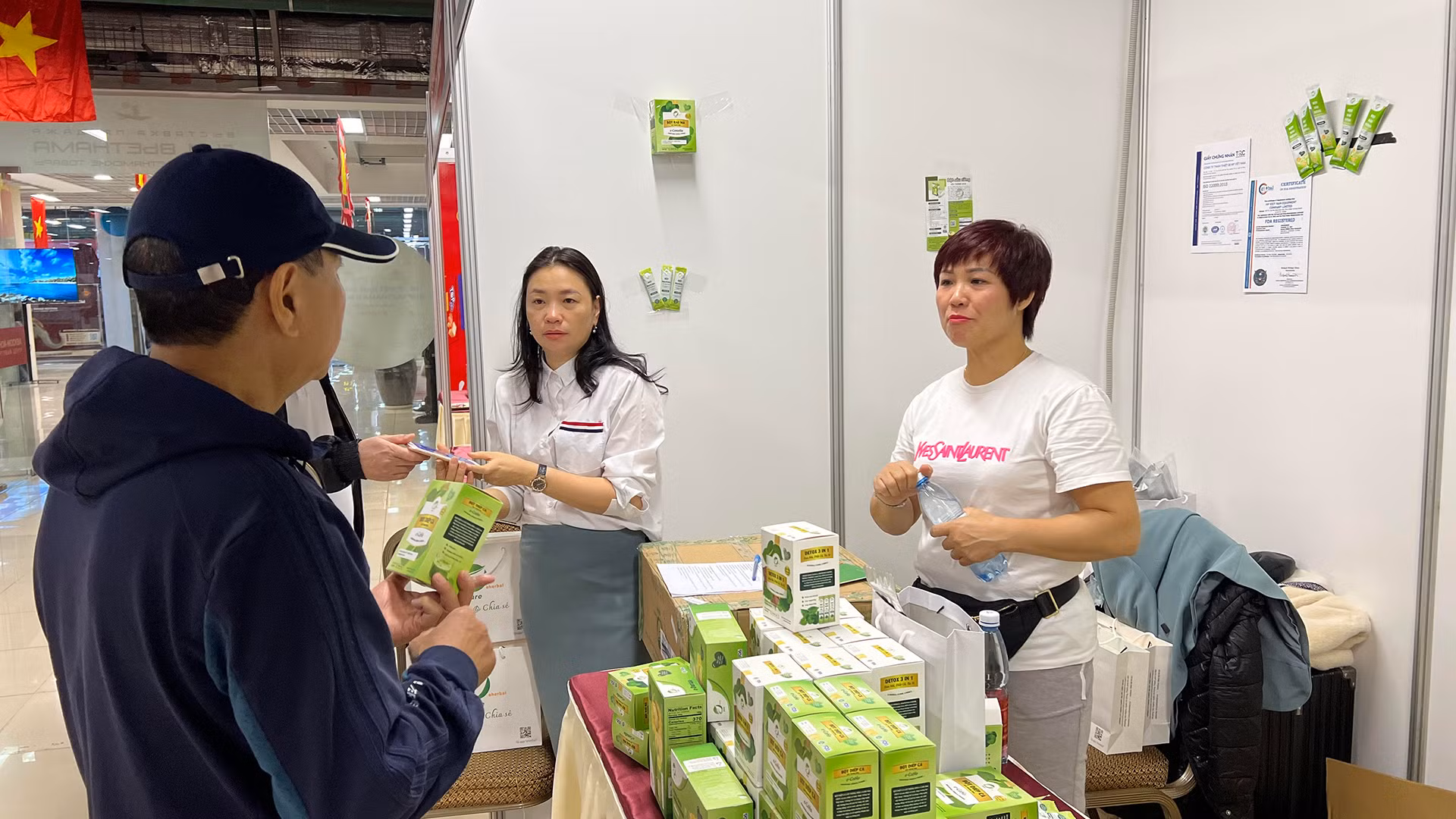 Chủ các gian hàng giới thiệu sản phẩm luôn chào đón nồng nhiệt khách tham quan. Chủ các gian hàng giới thiệu sản phẩm luôn chào đón nồng nhiệt khách tham quan.