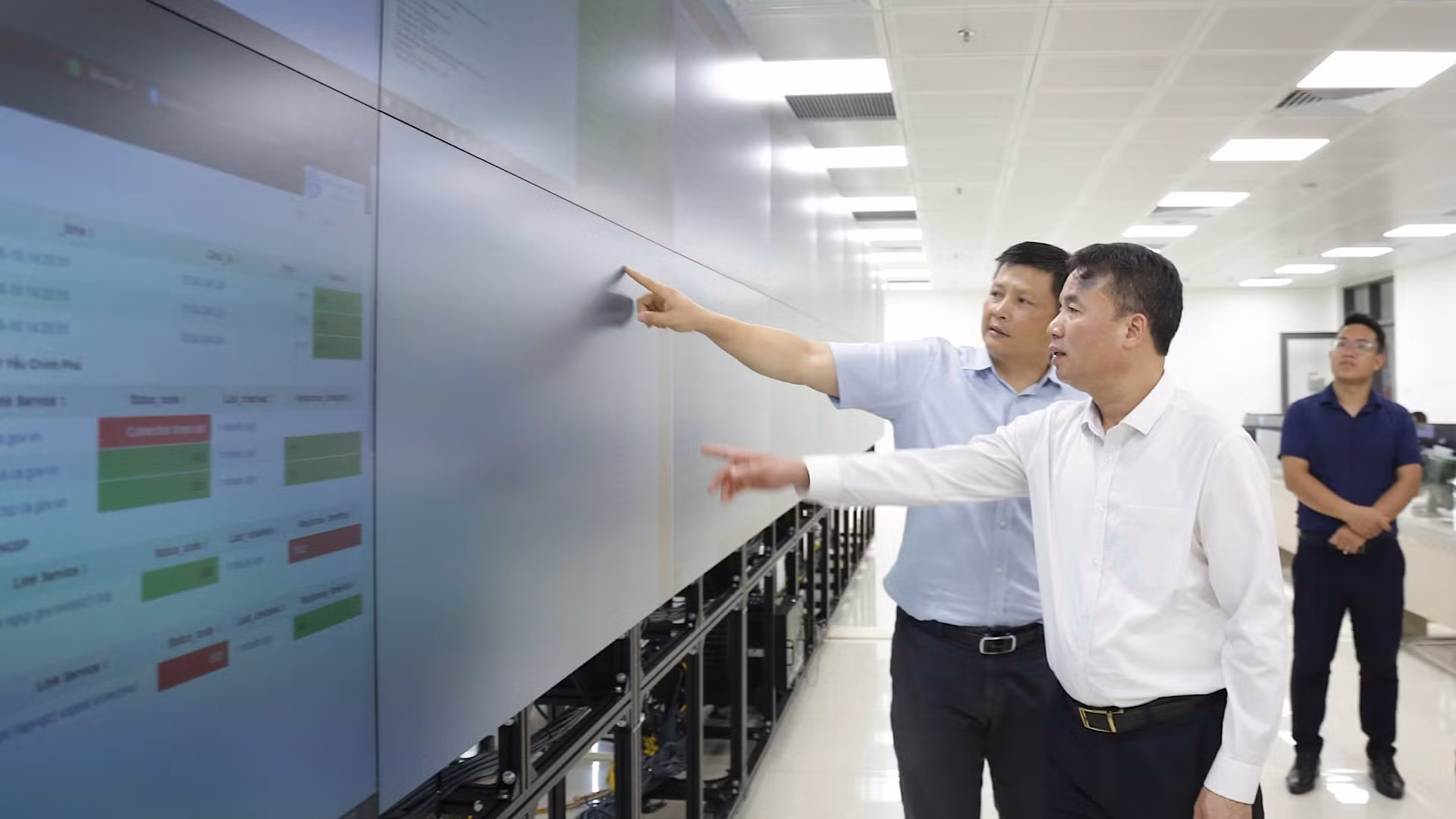 Tổng Giám đốc Nguyễn Thế Mạnh (áo trắng) đến thăm và làm việc tại Trung tâm Công nghệ thông tin (Bảo hiểm xã hội Việt Nam).