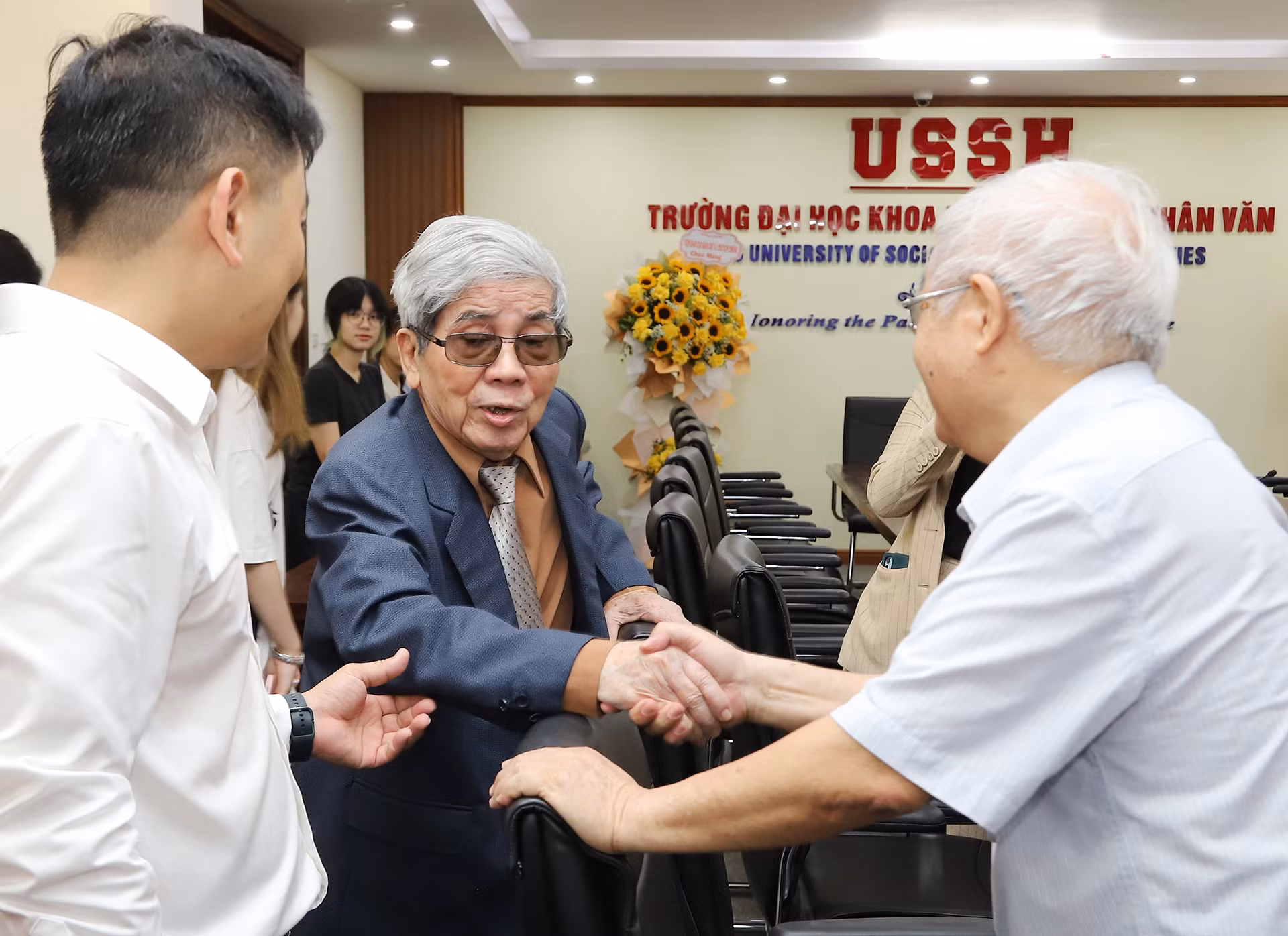 Giáo sư Hà Minh Đức bên những bạn bè, đồng nghiệp thân thiết.