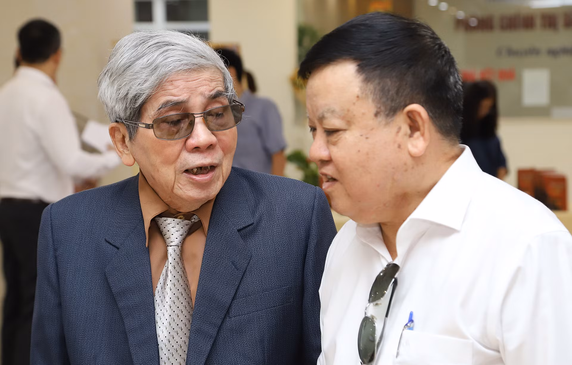 Giáo sư Hà Minh Đức trò chuyện cùng PGS,TS Đinh Văn Hường.