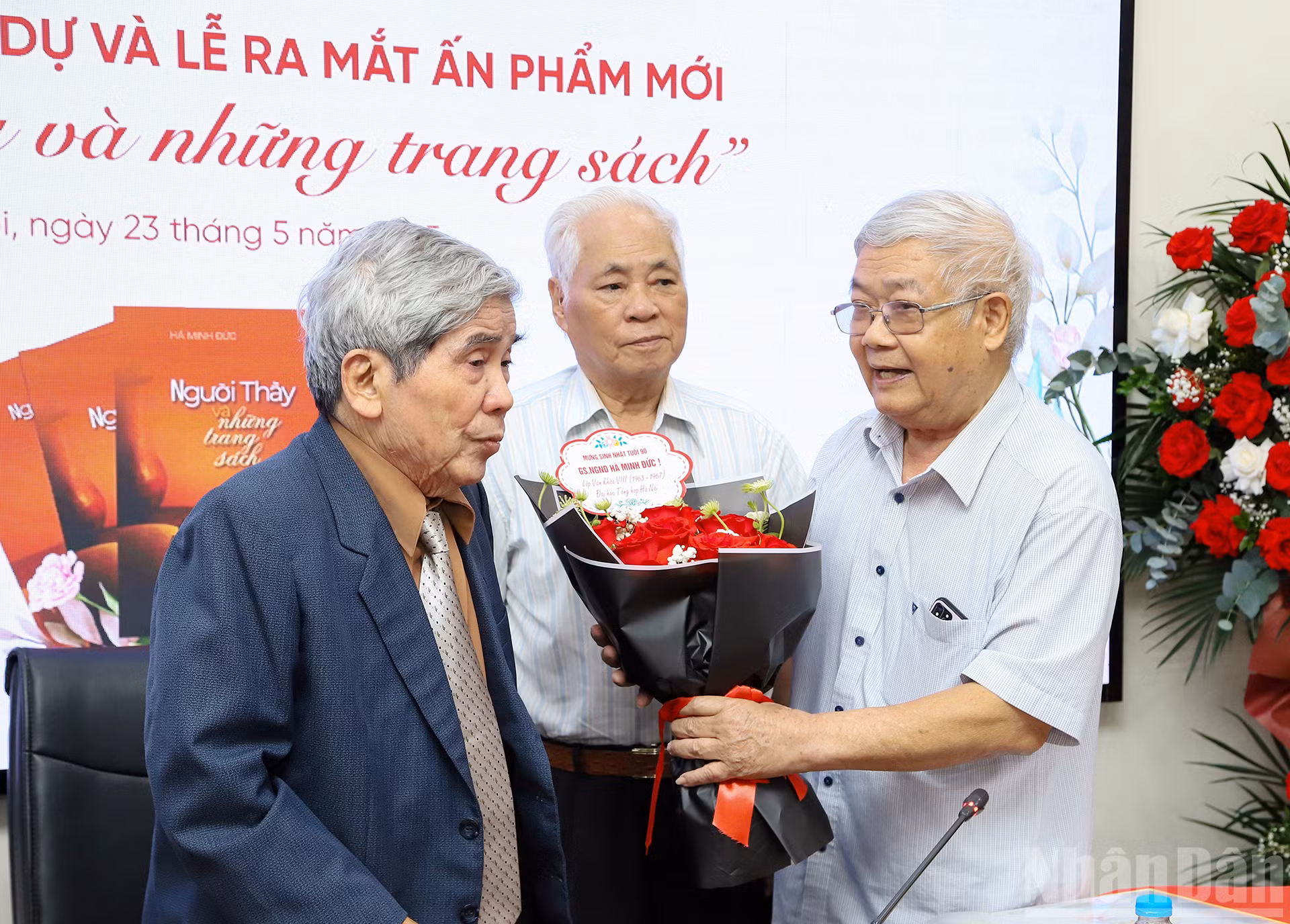 Giáo sư Hà Minh Đức nhận hoa từ PGS,TS Nguyễn Ngọc Thiện và nguyên Phó Tổng Biên tập Báo Nhân Dân Đức Lượng - hai cựu sinh viên lớp Văn K8 (1963-1967) của Đại học Tổng hợp Hà Nội, mà ông từng là chủ nhiệm. Đây cũng là khóa của sinh viên Nguyễn Phú Trọng, người sau này trở thành Tổng Bí thư Đảng Cộng sản Việt Nam.