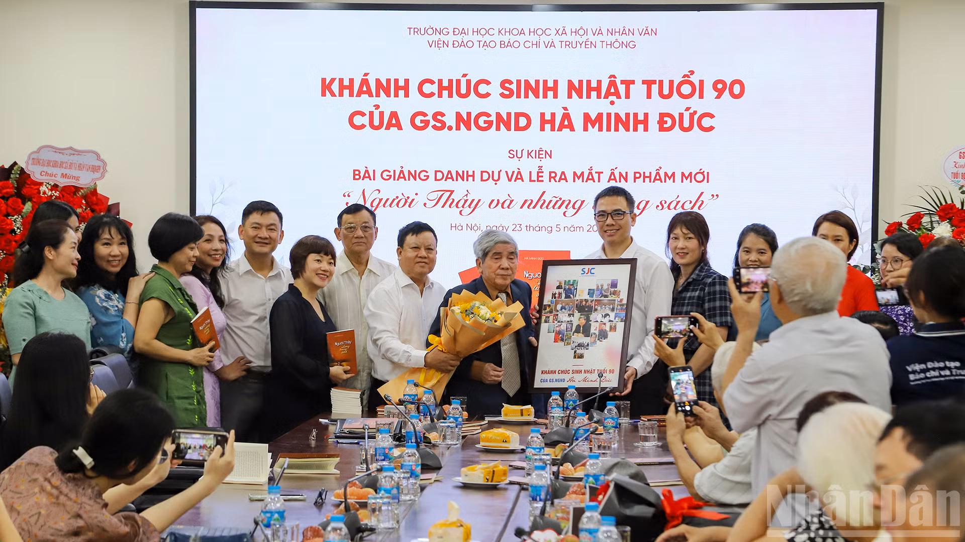 Giáo sư, Nhà giáo Nhân dân Hà Minh Đức là một người thầy mẫu mực, một nhà giáo tận tụy và một học giả lớn có ảnh hưởng sâu rộng trong đời sống học thuật và văn hóa nước nhà. Ông được coi là một trong những cây đại thụ của nền khoa học xã hội và nhân văn Việt Nam. Các thế hệ học trò cũ của Giáo sư chúc mừng ông trong sự kiện đặc biệt này.