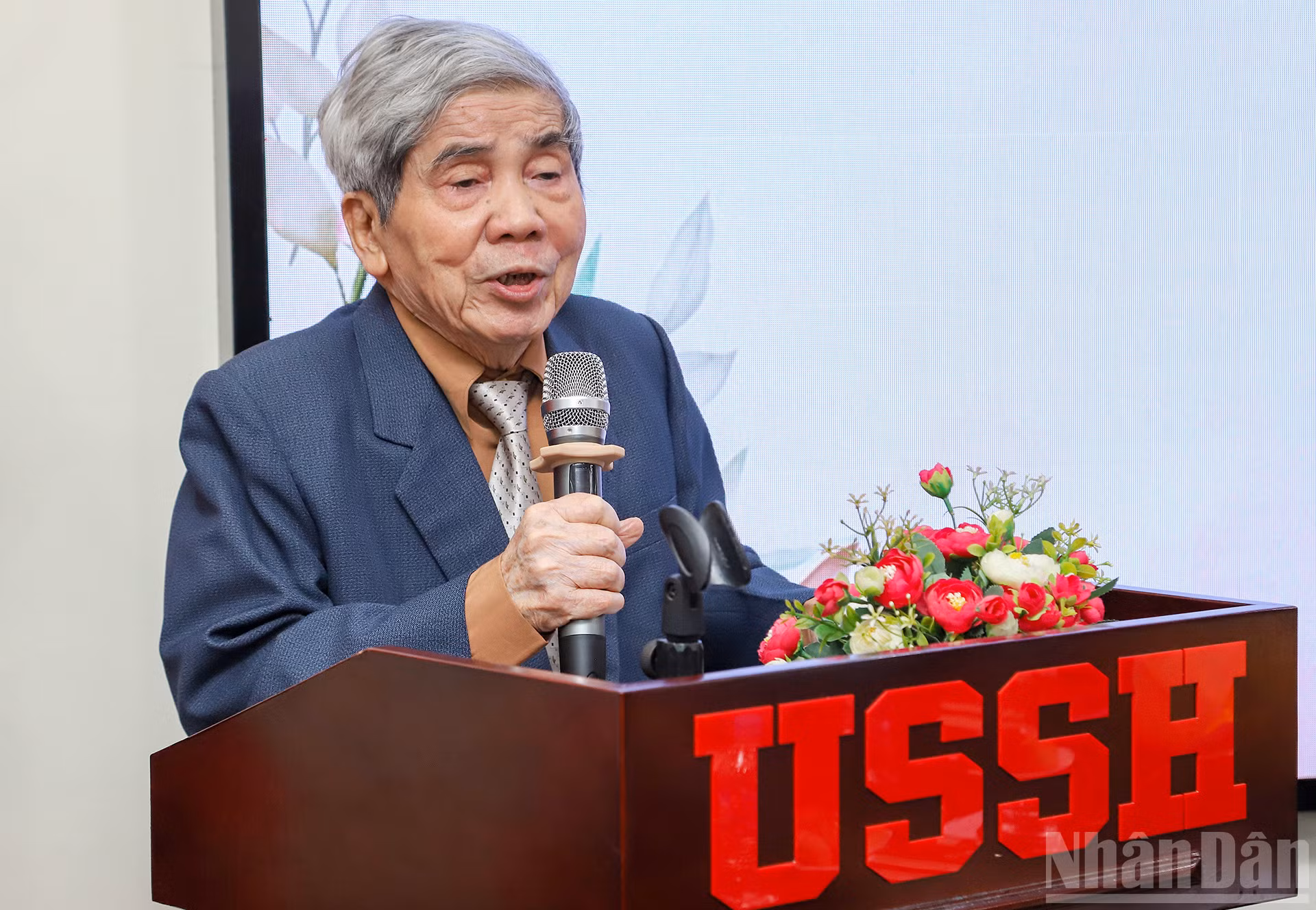 Giáo sư Hà Minh Đức chia sẻ về hành trình nghiên cứu và giảng dạy của mình tại sự kiện.