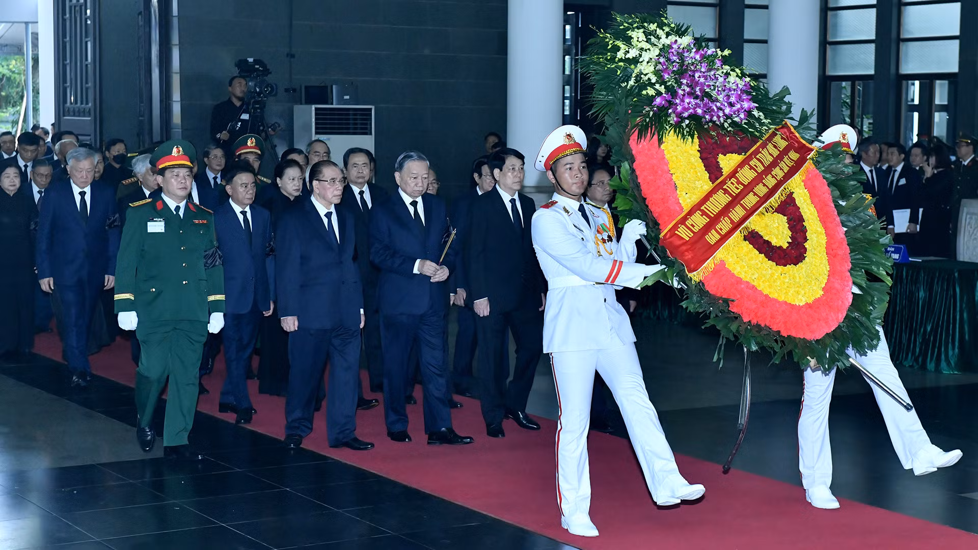 Đoàn đại biểu Ban Chấp hành Trung ương Đảng Cộng sản Việt Nam vào viếng nguyên Chủ tịch nước Trần Đức Lương. (Ảnh ĐĂNG KHOA/BÁO NHÂN DÂN) Đoàn đại biểu Ban Chấp hành Trung ương Đảng Cộng sản Việt Nam vào viếng nguyên Chủ tịch nước Trần Đức Lương. (Ảnh ĐĂNG KHOA/BÁO NHÂN DÂN)