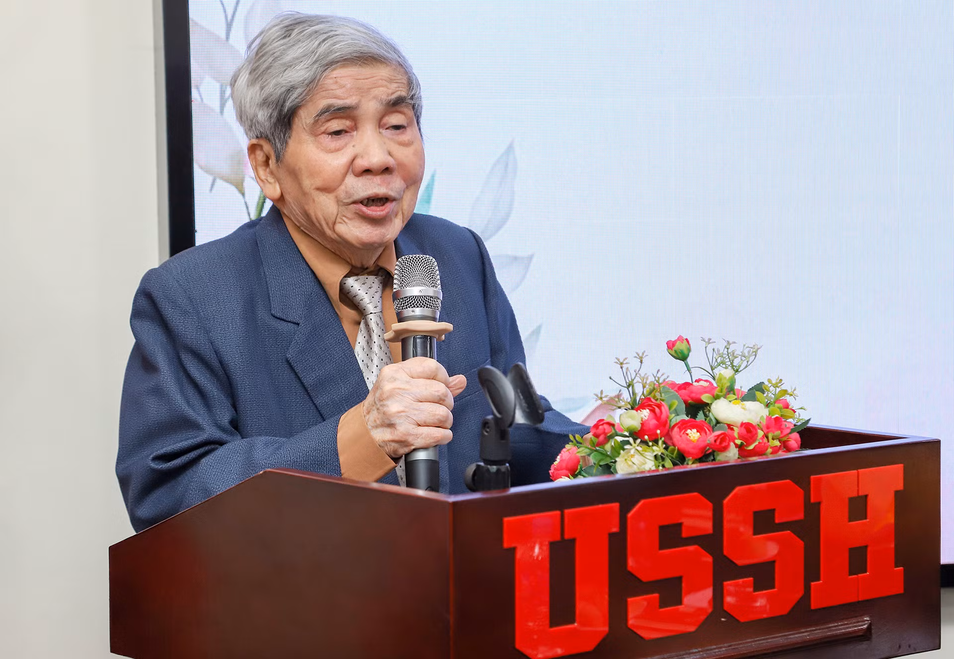 Giáo sư Hà Minh Đức phát biểu tại chương trình. (Ảnh: HỮU TOÀN)