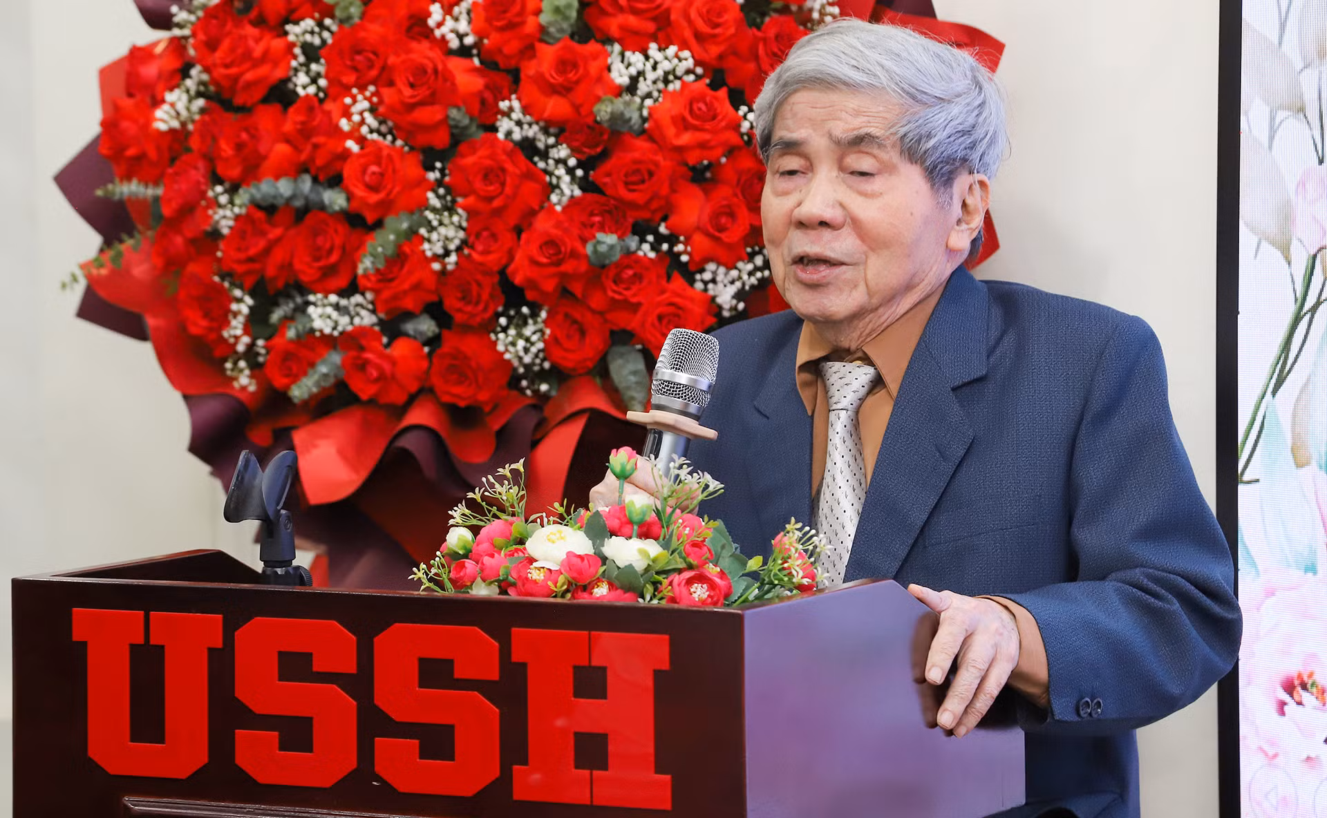 Giáo sư Hà Minh Đức chia sẻ bài giảng danh dự về văn hóa Chủ tịch Hồ Chí Minh tại sự kiện.