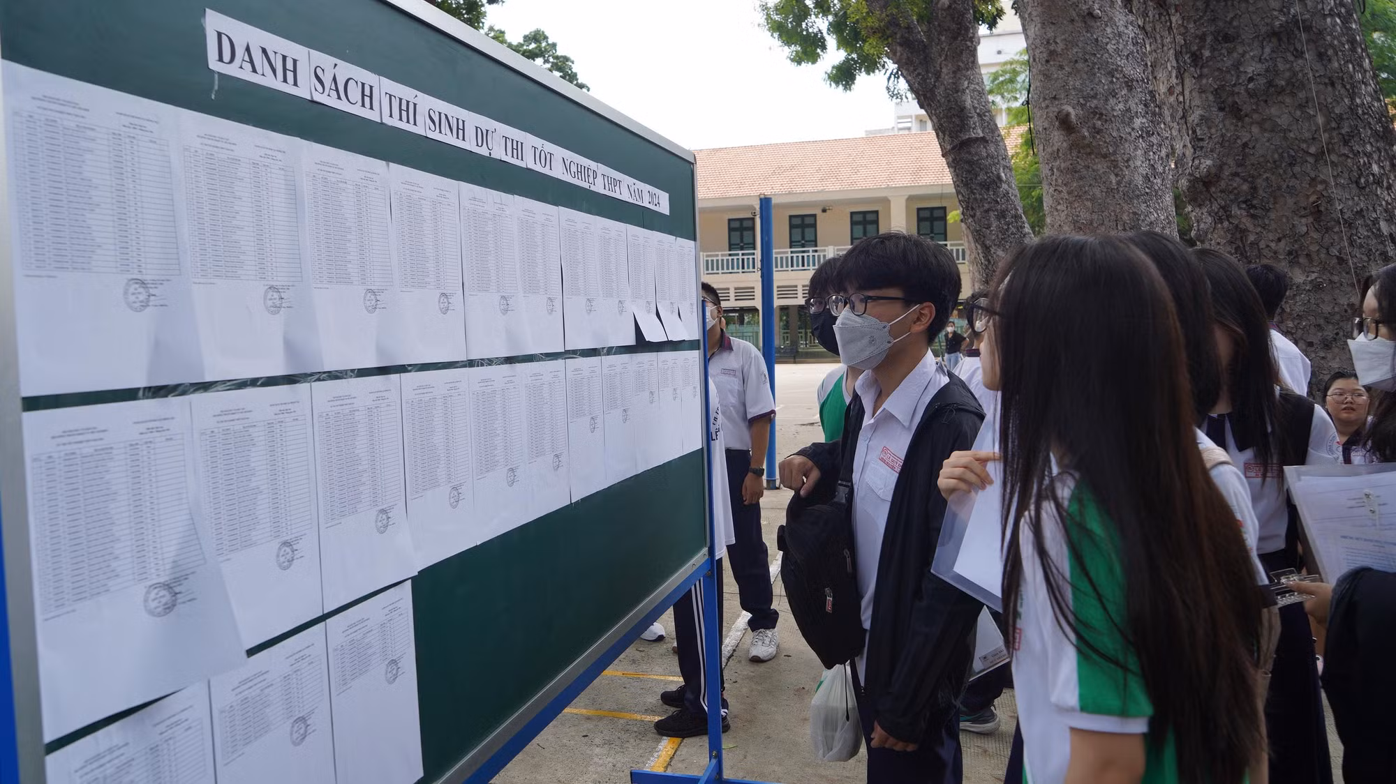 Các thí sinh kiểm tra số báo danh và danh sách phòng thi. Các thí sinh kiểm tra số báo danh và danh sách phòng thi.