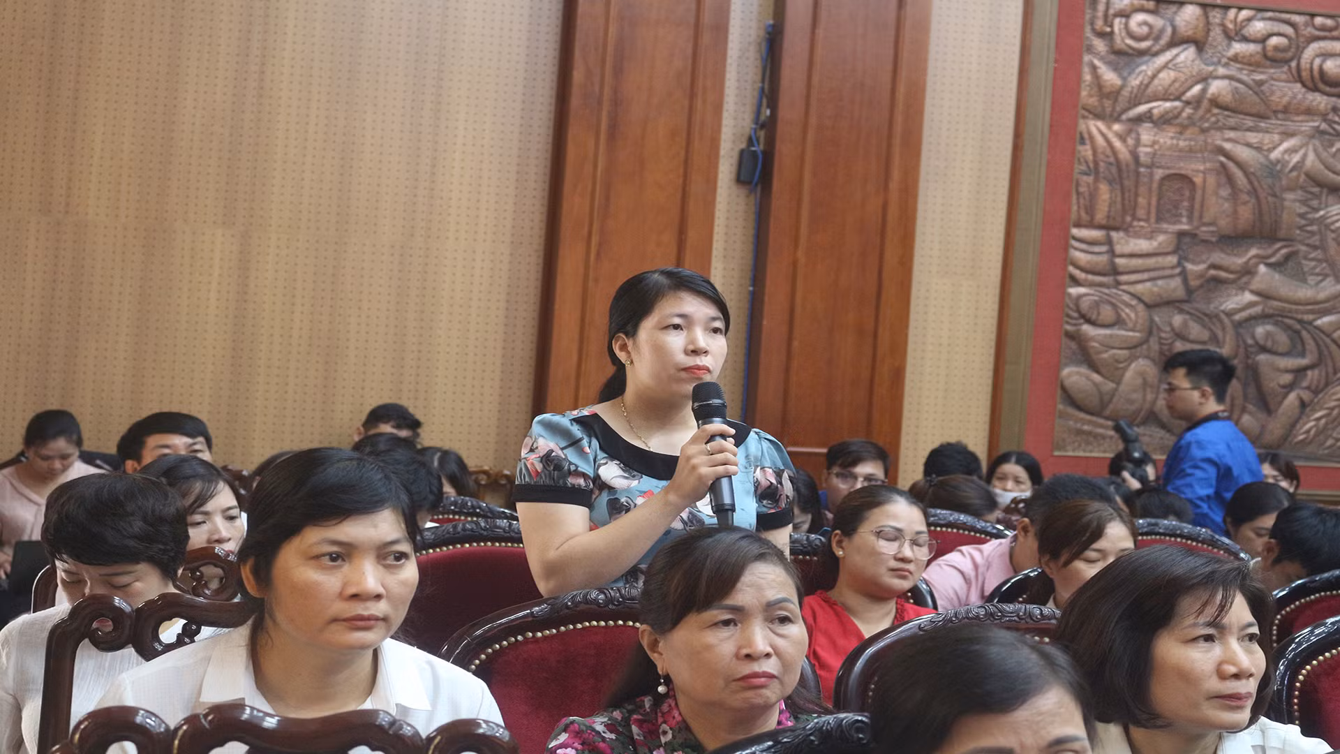 Cán bộ, đoàn viên, hội viên tham gia đặt câu hỏi tại hội nghị đối thoại với người đứng đầu cấp ủy, chính quyền tỉnh Hà Nam.
