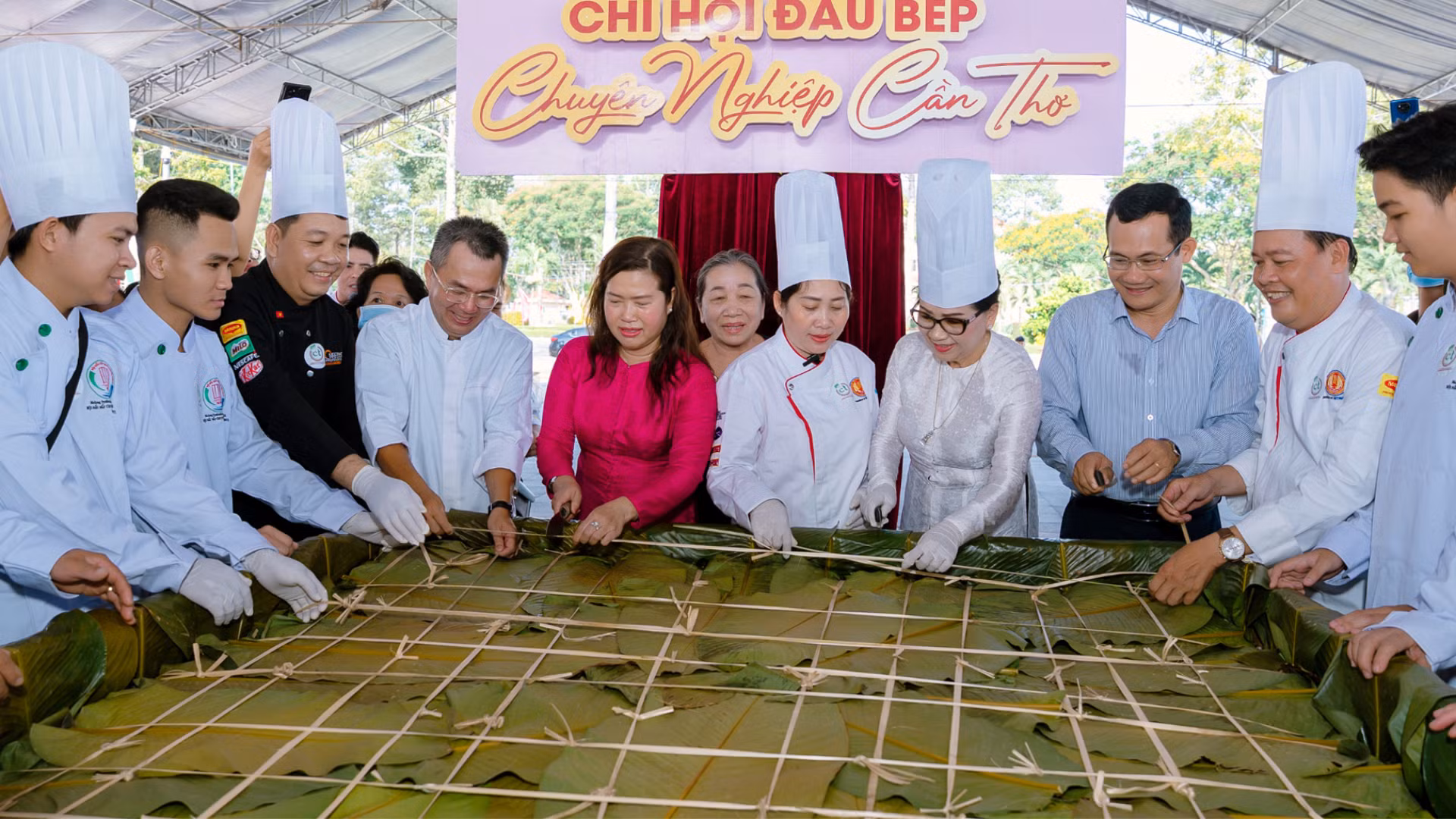 Giới thiệu bánh chưng lớn nhất Đồng bằng sông Cửu Long là điểm nhấn của lễ hội. Giới thiệu bánh chưng lớn nhất Đồng bằng sông Cửu Long là điểm nhấn của lễ hội.