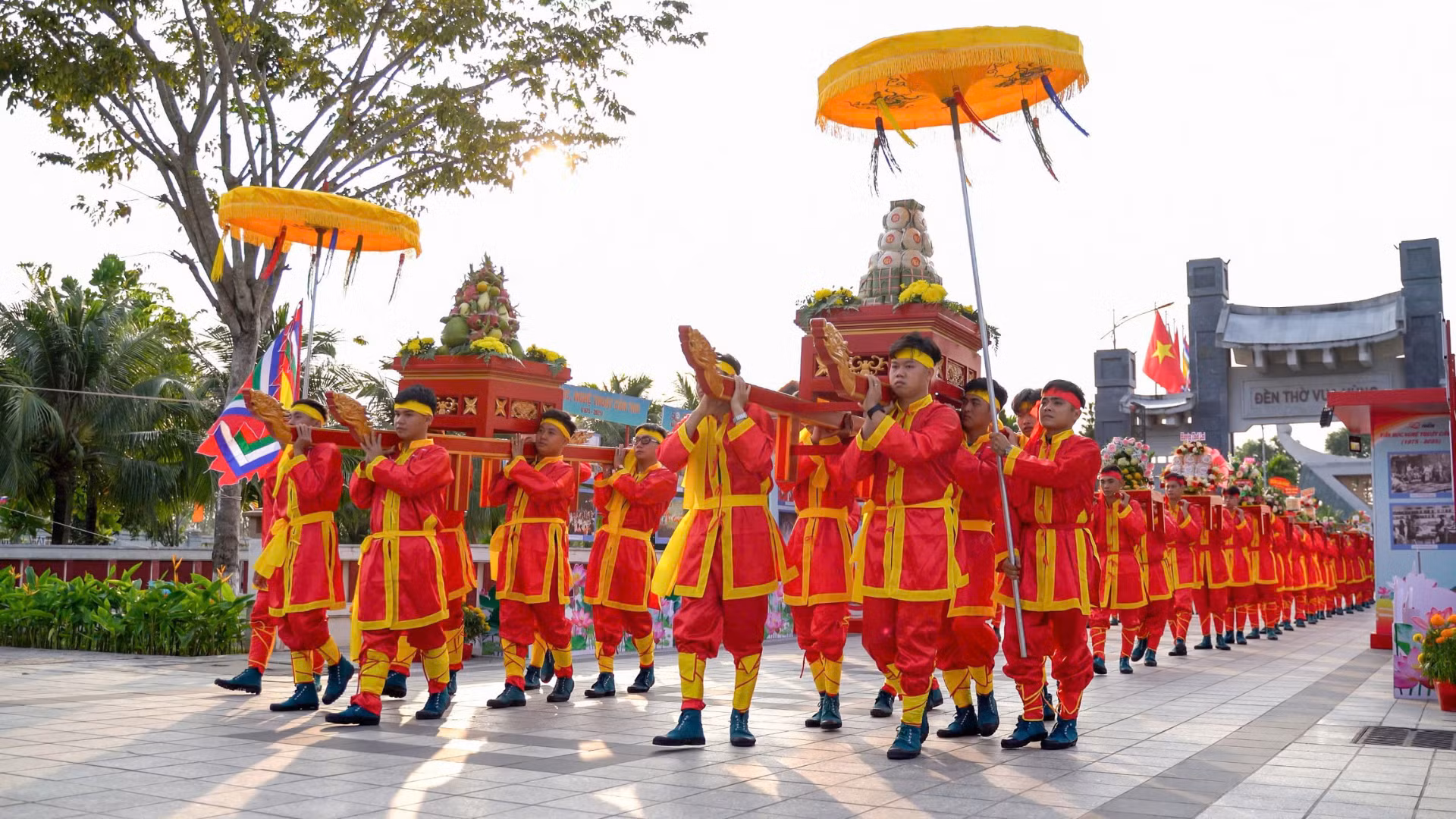 Đoàn cung tiến lễ vật Quốc Tổ Hùng Vương tiến vào đền chính. Đoàn cung tiến lễ vật Quốc Tổ Hùng Vương tiến vào đền chính.