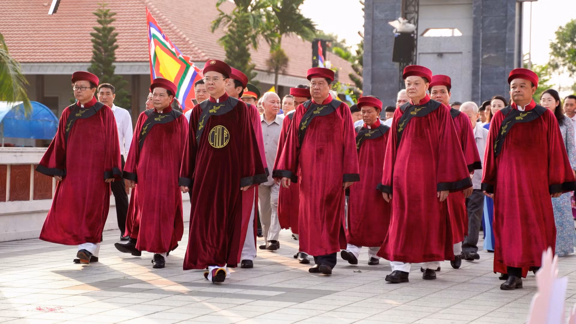 Đoàn lãnh đạo thành phố Cần Thơ tiến vào đền chính thực hiện nghi thức Giỗ Tổ Hùng Vương. Đoàn lãnh đạo thành phố Cần Thơ tiến vào đền chính thực hiện nghi thức Giỗ Tổ Hùng Vương.