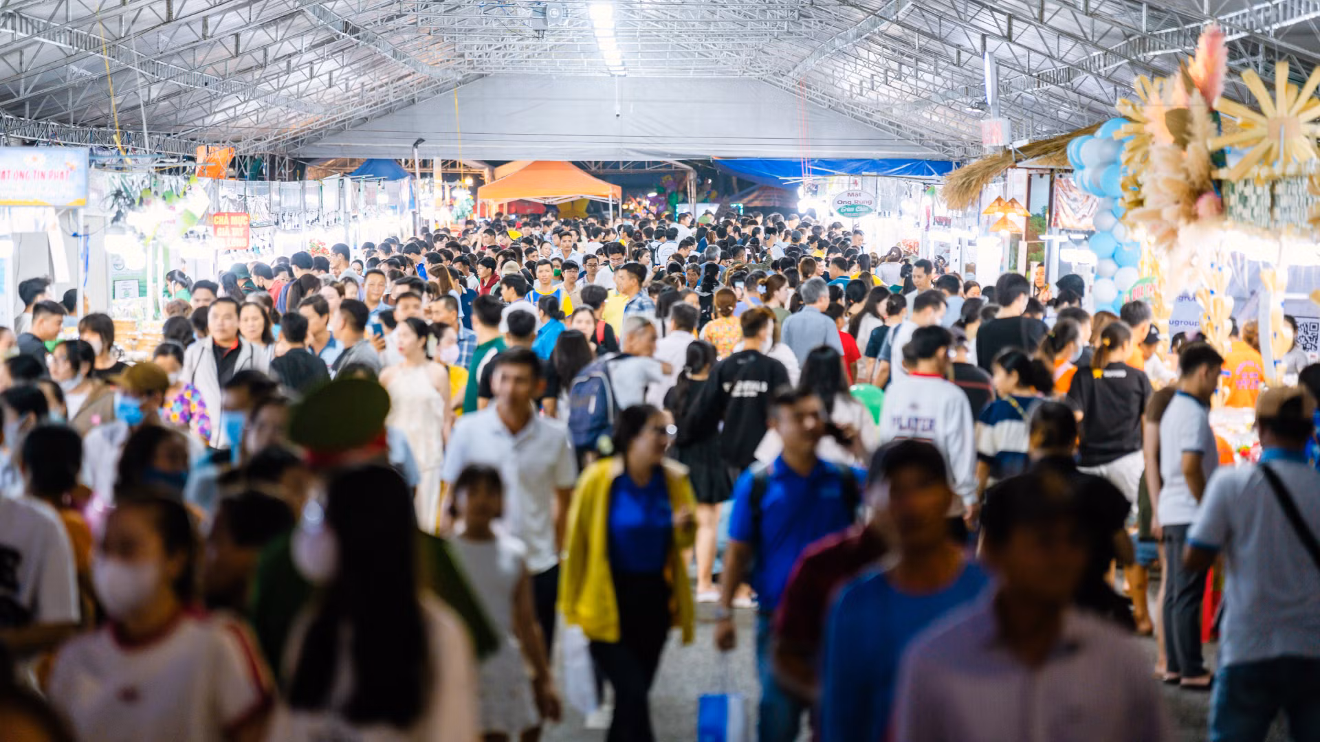 Lễ hội thu hút hàng trăm nghìn du khách đến với thành phố Cần Thơ tham quan và vui chơi giải trí. Lễ hội thu hút hàng trăm nghìn du khách đến với thành phố Cần Thơ tham quan và vui chơi giải trí.
