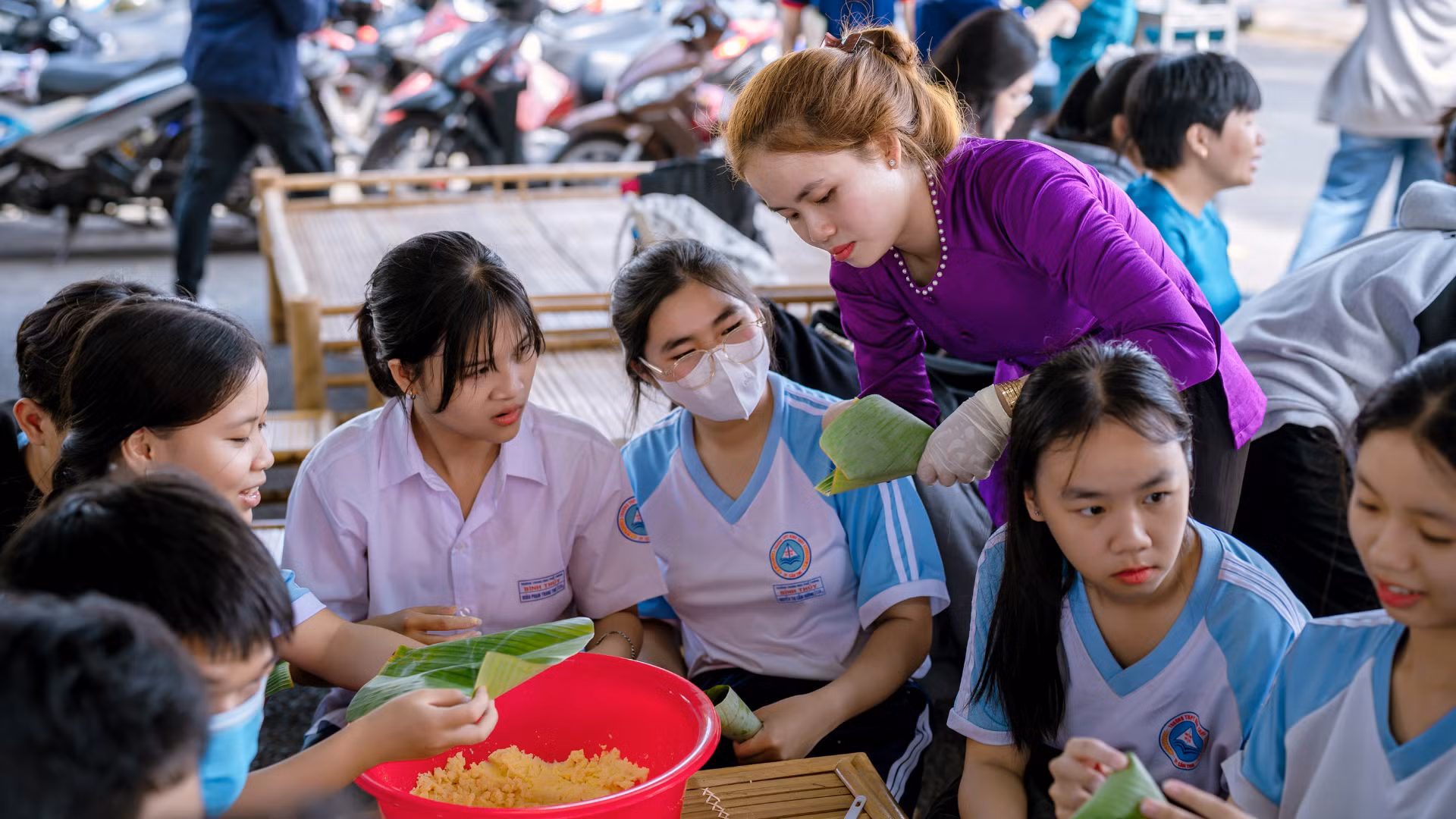 Tuổi trẻ thành phố Cần Thơ thích thú tham gia học hỏi làm bánh dân gian. Tuổi trẻ thành phố Cần Thơ thích thú tham gia học hỏi làm bánh dân gian.