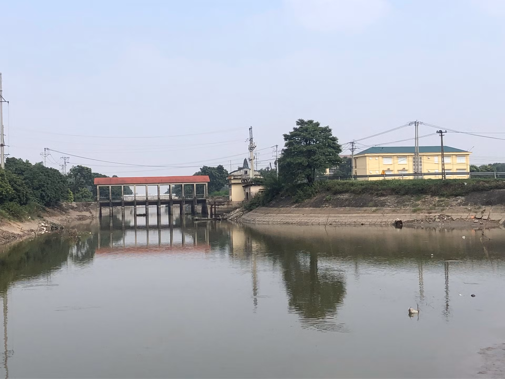 Lòng dẫn trạm bơm Quế 2, huyện Kim Bảng (Hà Nam) bị bồi lắng nhưng thiếu kinh phí để nạo vét.