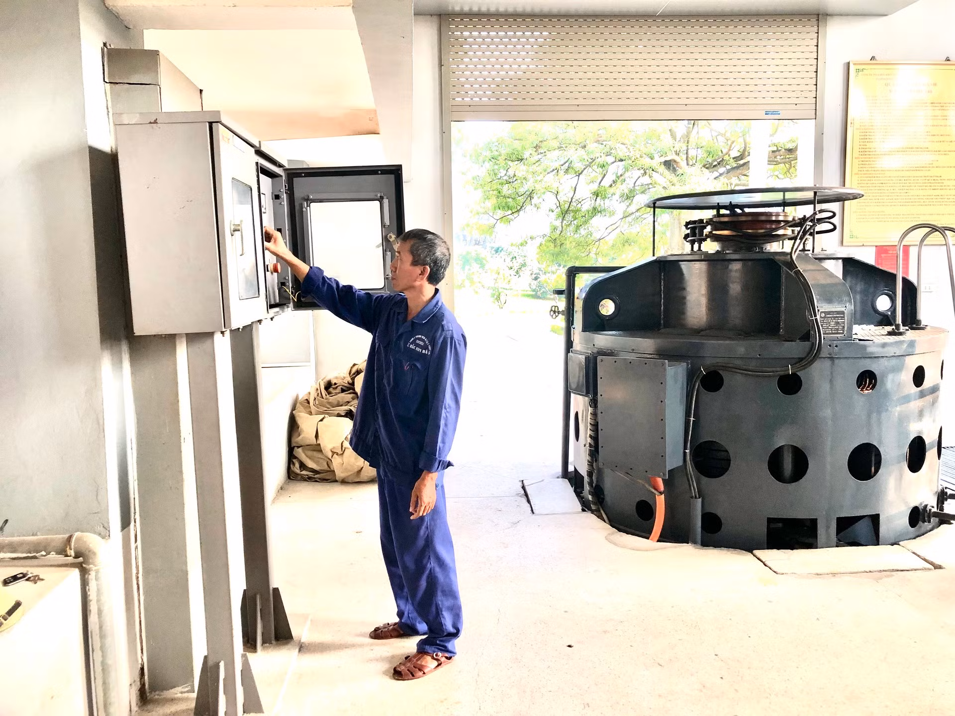 Công nhân trạm bơm Hữu Bị xã Mỹ Phúc, huyện Mỹ Lộc (Nam Định) vận hành máy.