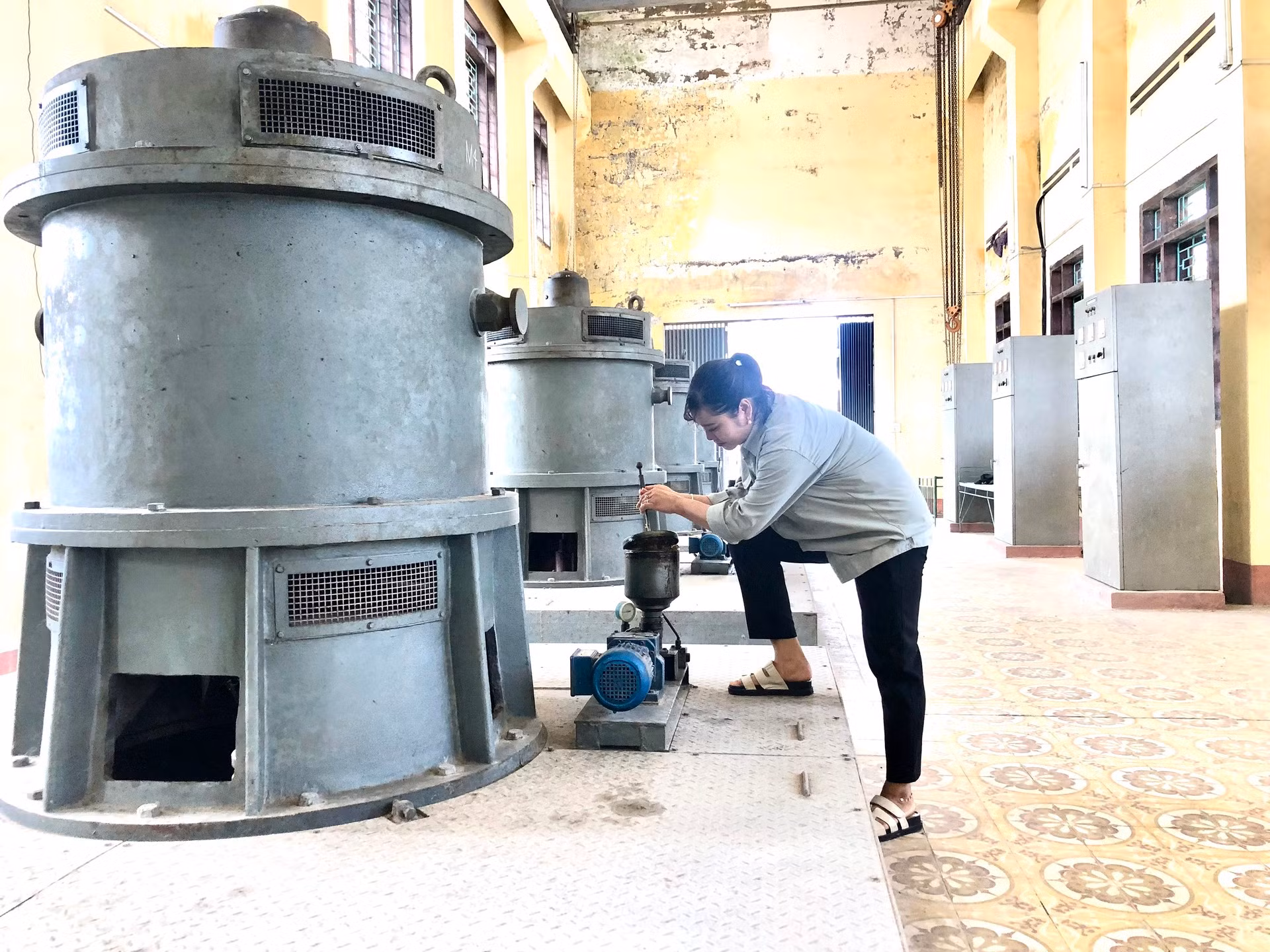 Công nhân Xí nghiệp Thủy nông Kim Bảng kiểm tra thiết bị.