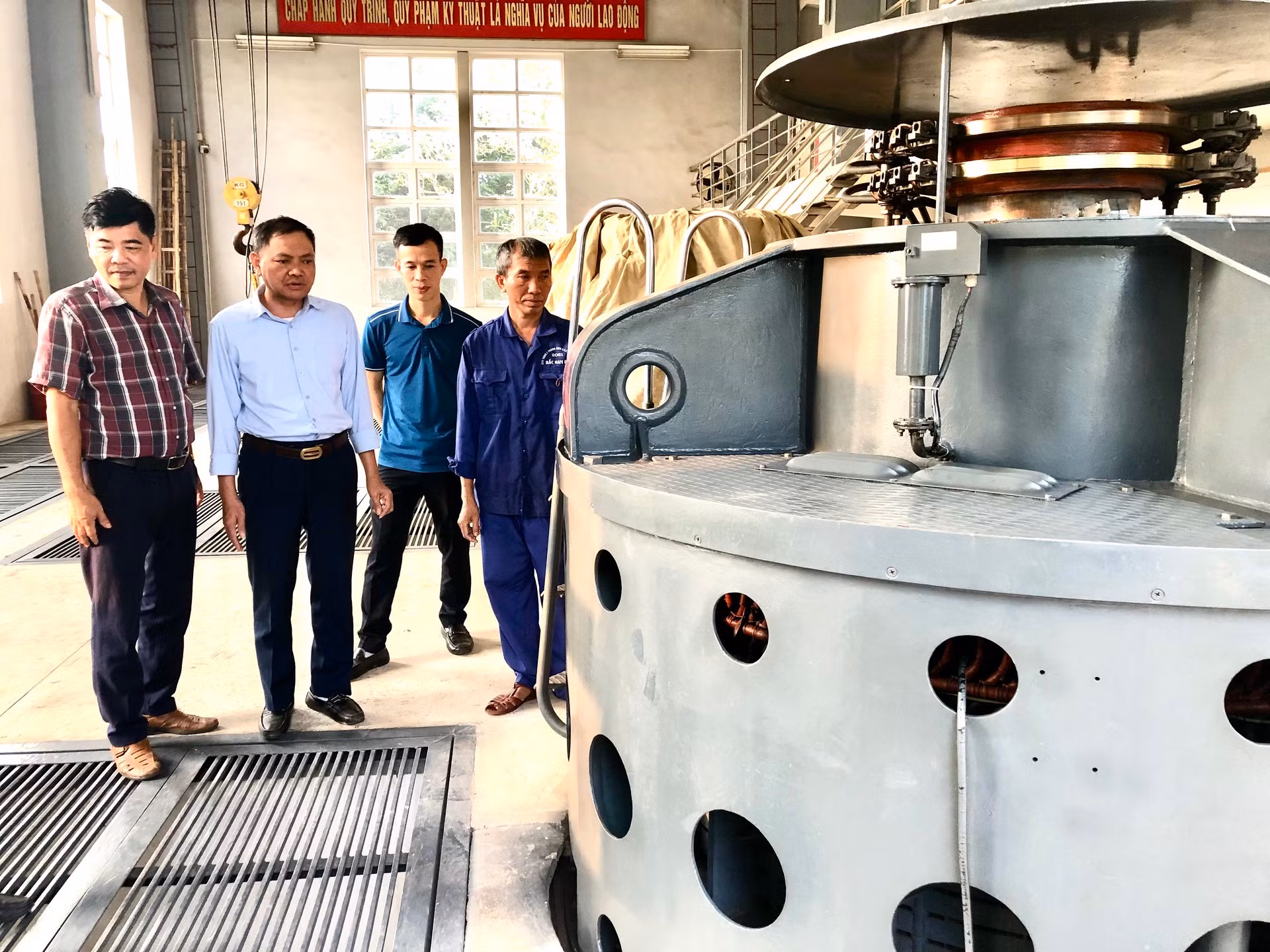 Kiểm tra vận hành máy bơm tại trạm bơm Hữu Bị, xã Mỹ Phúc, huyện Mỹ Lộc, tỉnh Nam Định.
