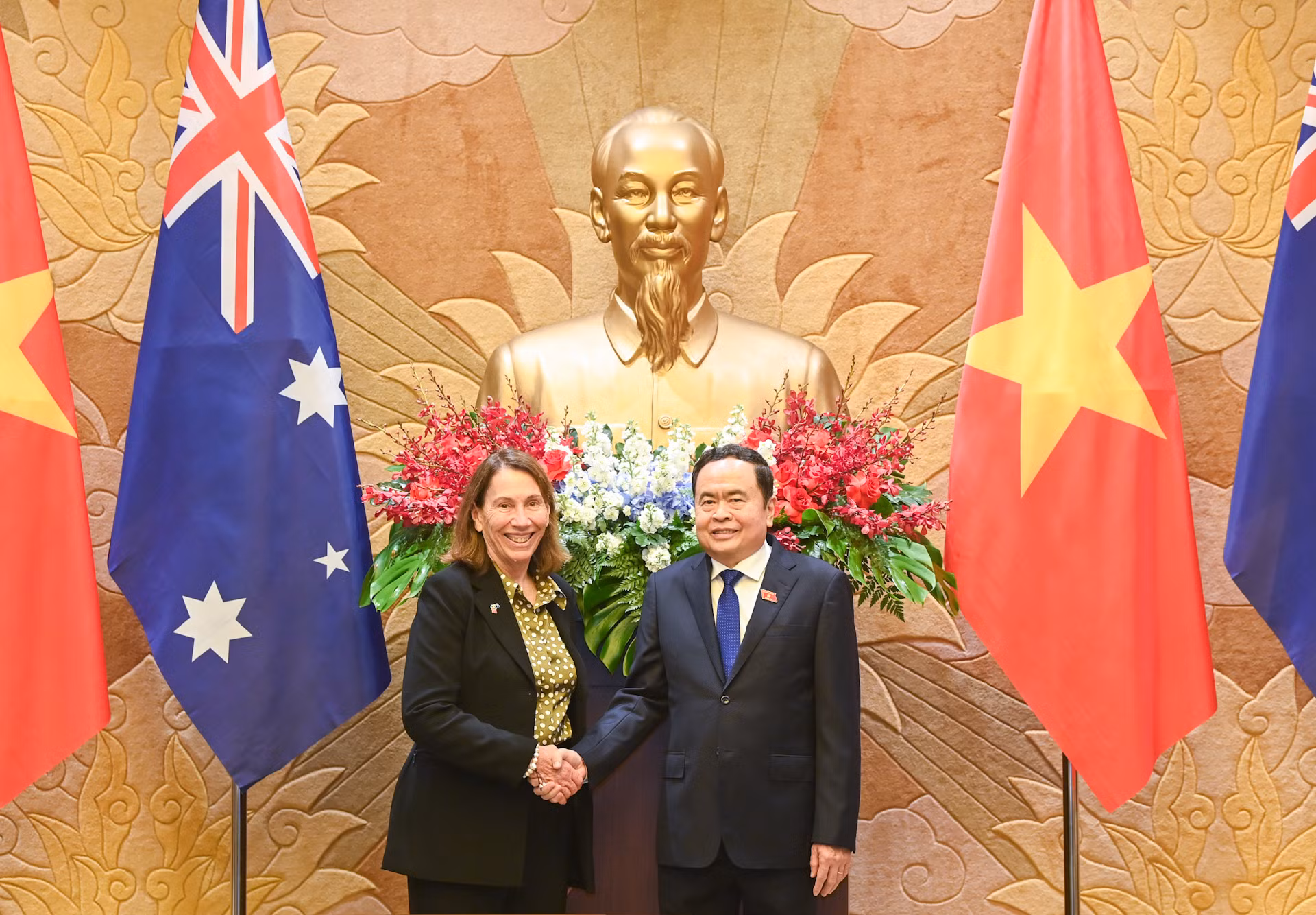 Chủ tịch Quốc hội Trần Thanh Mẫn và Chủ tịch Thượng viện Australia Sue Lines tại hội đàm. Chủ tịch Quốc hội Trần Thanh Mẫn và Chủ tịch Thượng viện Australia Sue Lines tại hội đàm.