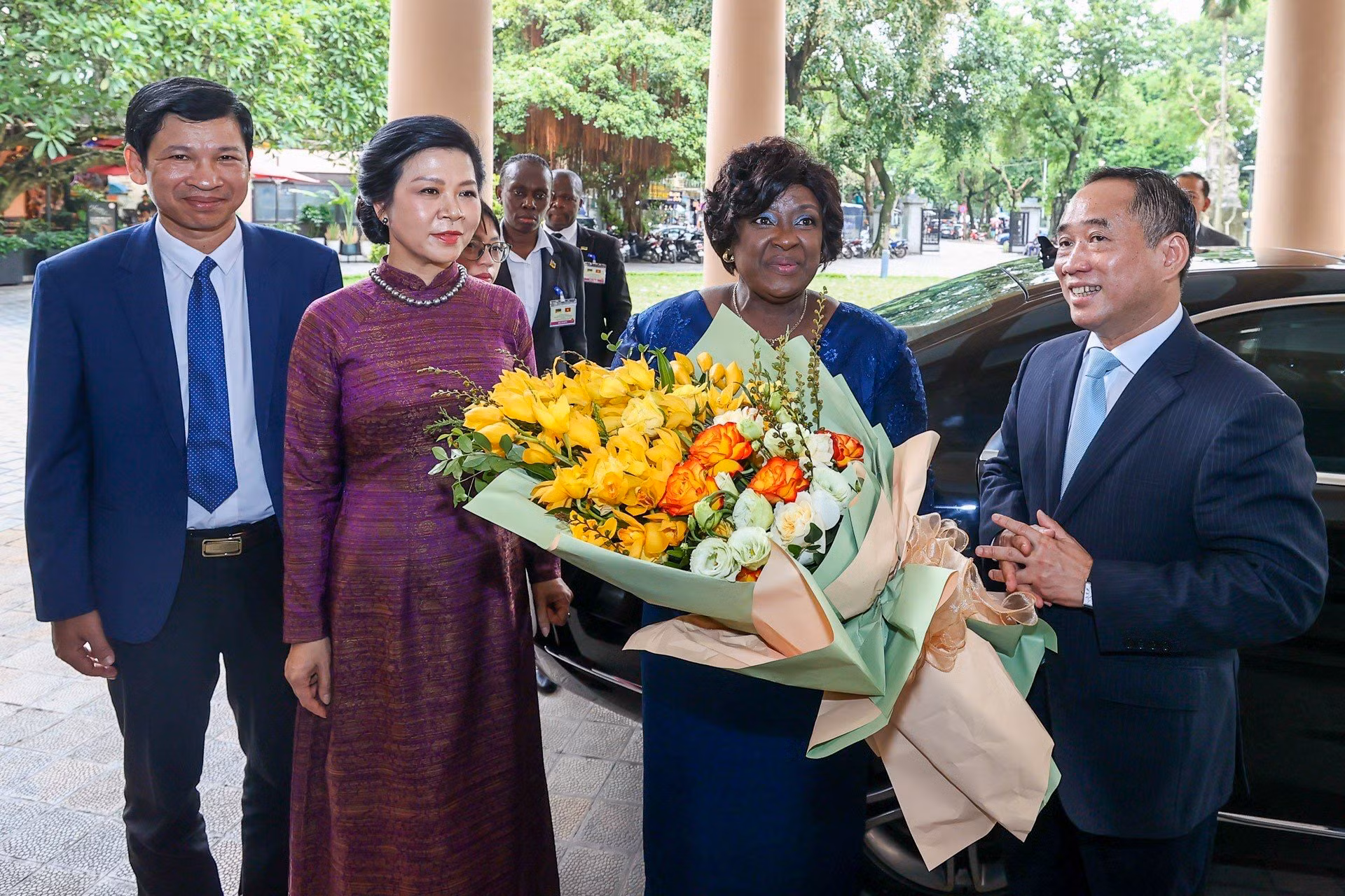 Phu nhân Tổng Bí thư, Chủ tịch nước và Phu nhân Tổng thống Mozambique tham quan Bảo tàng Mỹ thuật Việt Nam ảnh 1 Phu nhân Tổng Bí thư, Chủ tịch nước và Phu nhân Tổng thống Mozambique tham quan Bảo tàng Mỹ thuật Việt Nam ảnh 1