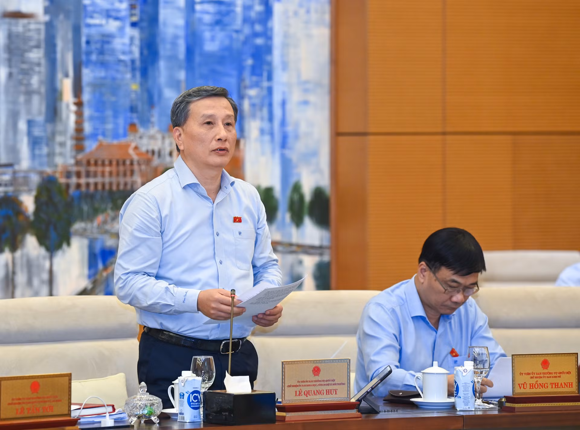 Chủ nhiệm Ủy ban Khoa học, Công nghệ và Môi trường Lê Quang Huy trình bày tóm tắt báo cáo thẩm tra. Chủ nhiệm Ủy ban Khoa học, Công nghệ và Môi trường Lê Quang Huy trình bày tóm tắt báo cáo thẩm tra.