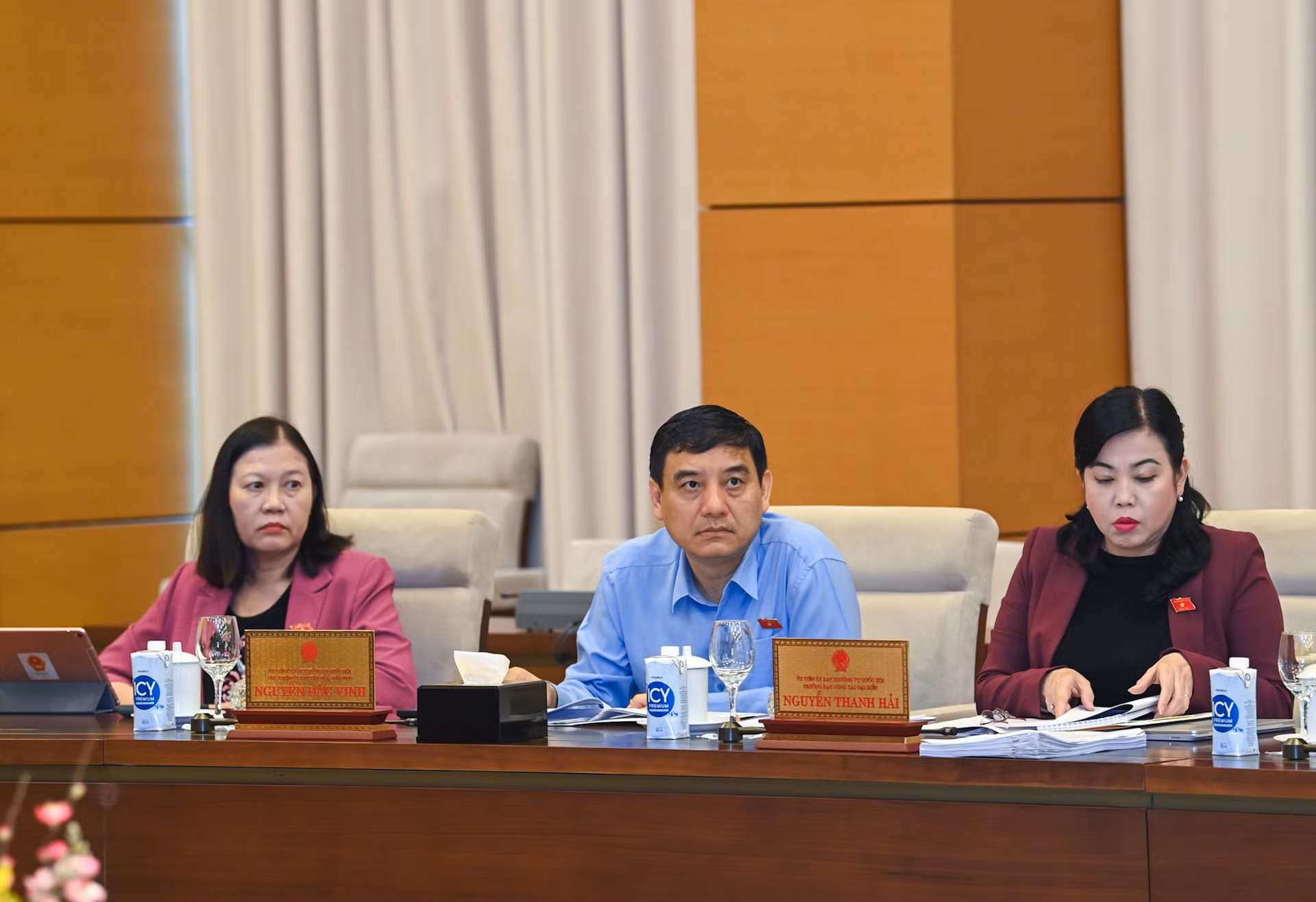 Các Ủy viên Ủy ban Thường vụ Quốc hội dự phiên họp. Các Ủy viên Ủy ban Thường vụ Quốc hội dự phiên họp.