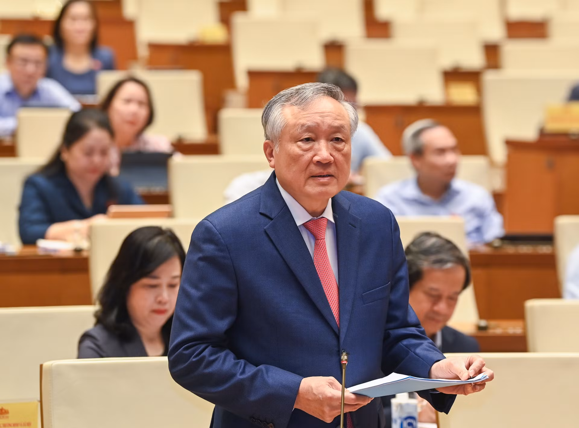 Chánh án Tòa án nhân dân tối cao Nguyễn Hoà Bình trả lời chất vấn đại biểu Quốc hội tỉnh Đồng Nai Bùi Xuân Thống.