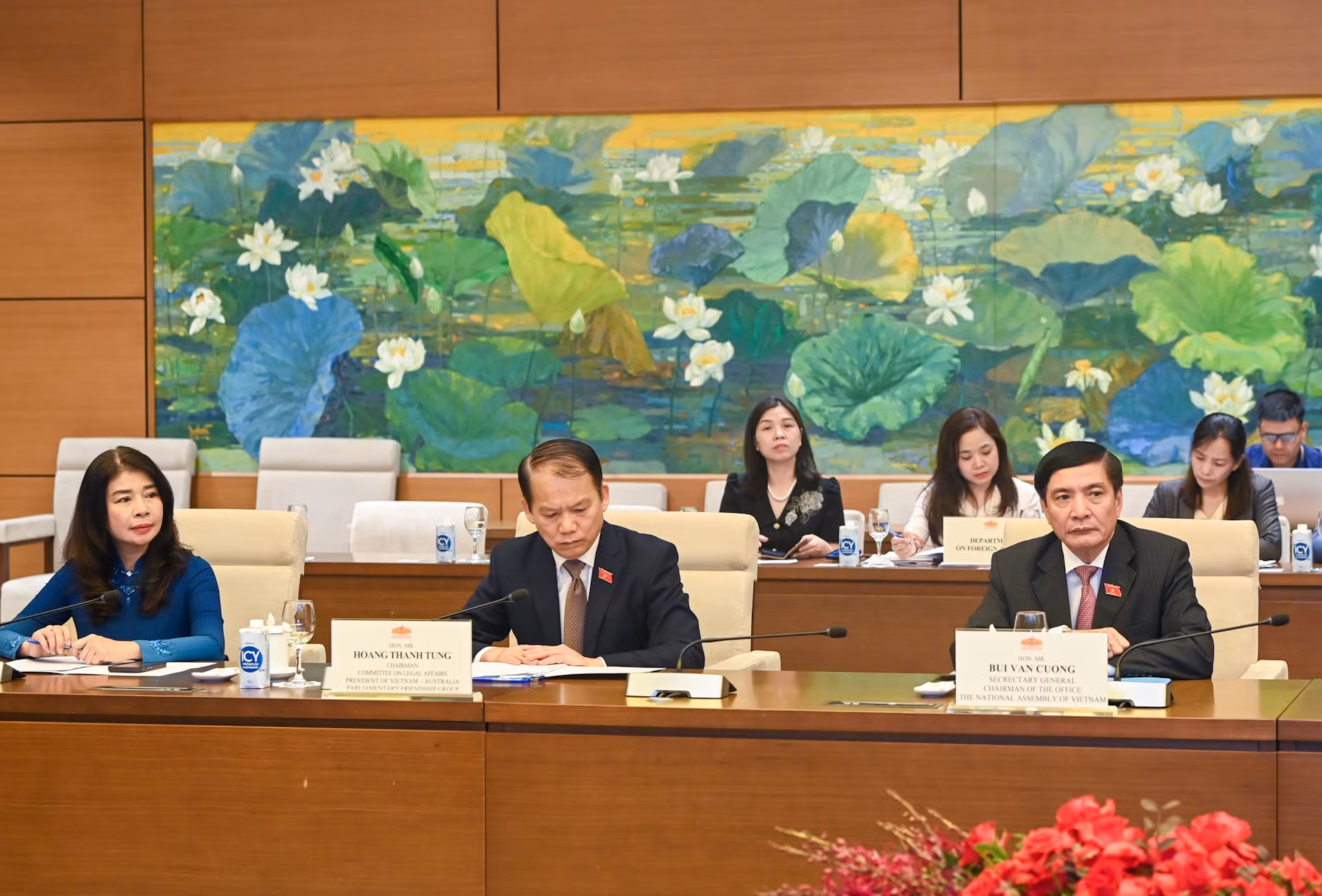 Tổng Thư ký Quốc hội, Chủ nhiệm Văn phòng Quốc hội Bùi Văn Cường; Chủ nhiệm Ủy ban Pháp luật Hoàng Thanh Tùng và các đại biểu Quốc hội Việt Nam dự hội đàm. Tổng Thư ký Quốc hội, Chủ nhiệm Văn phòng Quốc hội Bùi Văn Cường; Chủ nhiệm Ủy ban Pháp luật Hoàng Thanh Tùng và các đại biểu Quốc hội Việt Nam dự hội đàm.