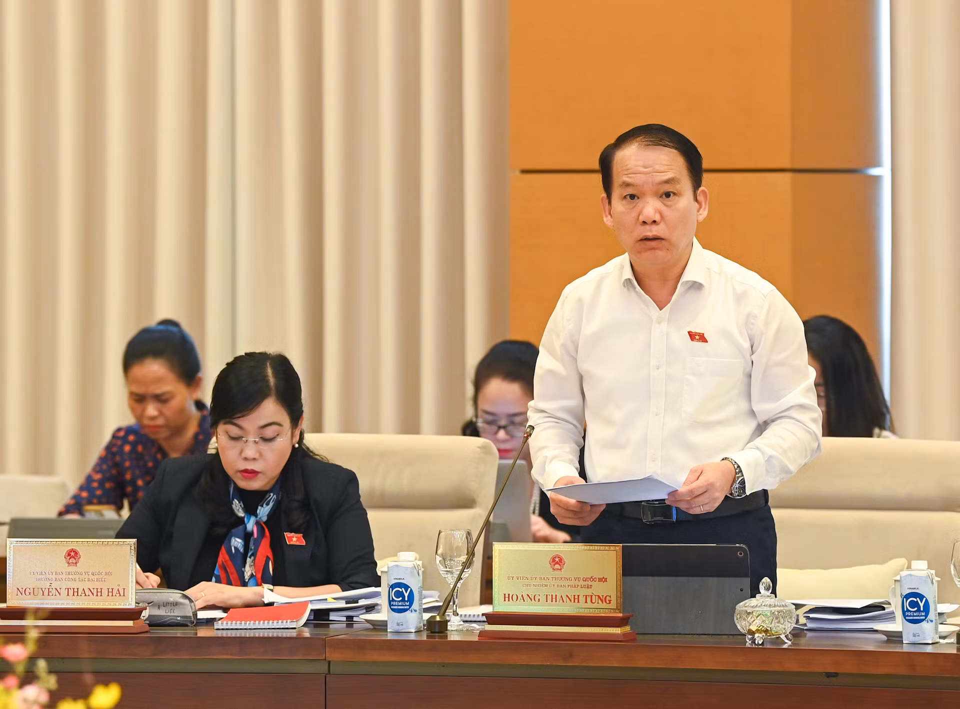 Chủ nhiệm Ủy ban Pháp luật Hoàng Thanh Tùng trình bày báo cáo của Đoàn giám sát. Chủ nhiệm Ủy ban Pháp luật Hoàng Thanh Tùng trình bày báo cáo của Đoàn giám sát.